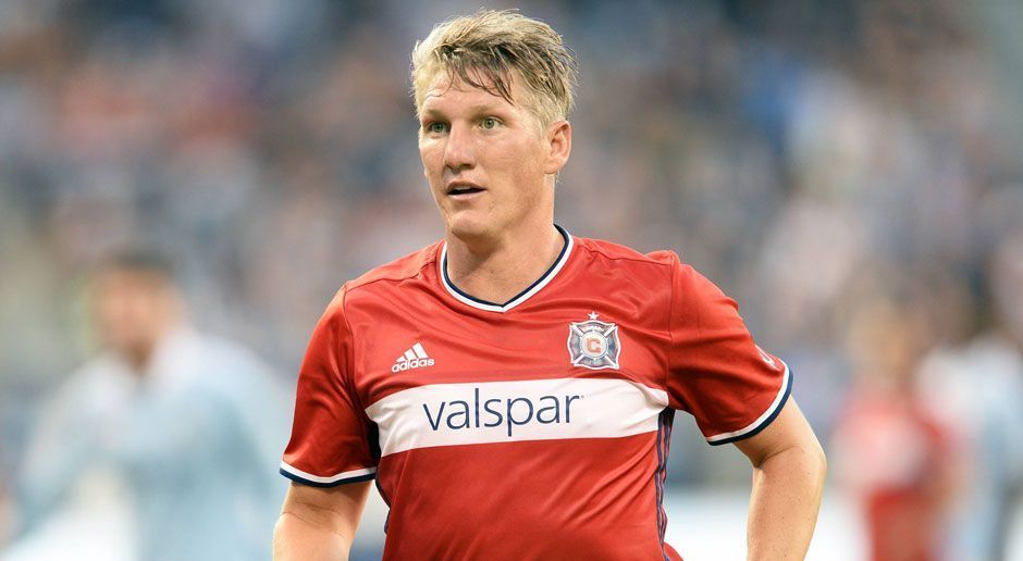 
                <strong>Platz 2: Bastian Schweinsteiger (Chicago Fire)</strong><br>
                Bastian Schweinsteiger, Weltmeister von 2014, war sicherlich der prominenteste MLS-Neuzugang vor dieser Saison. Der von Manchester United gekommene Mittelfeldspieler führte Chicago Fire prompt auf Rang drei in der Eastern Conference und sicherte seinem Team einen Platz in den Playoffs. Zwar scheiterte Chicago bereits in Runde eins an den New York Red Bulls, trotzdem hat Schweinsteiger einen bleibenden Eindruck in der MLS hinterlassen. Für Platz eins im Trikot-Ranking hat es dennoch nicht gereicht. 
              