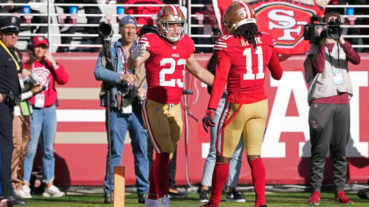 NFL, American Football Herren, USA Tampa Bay Buccaneers at San Francisco 49ers Nov 19, 2023; Santa Clara, California, USA; San Francisco 49ers running back Christian McCaffrey (23) celebrates with ...