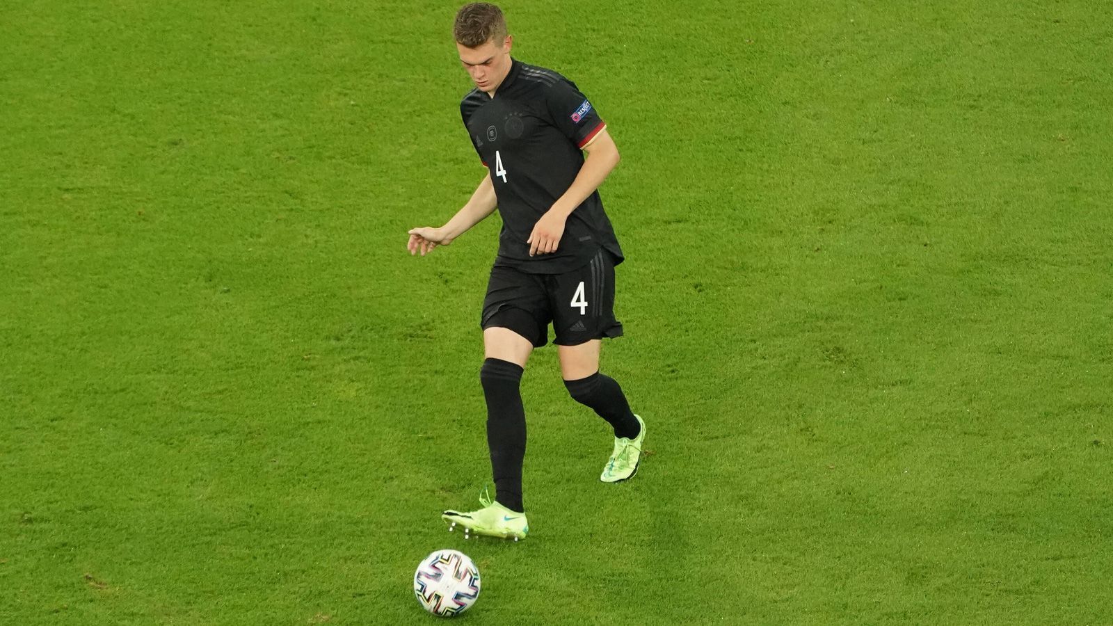 
                <strong>Abwehr: Matthias Ginter</strong><br>
                Obwohl die deutsche Abwehr gegen Ungarn nicht den besten Eindruck machte, ist die Dreierkette die beste Lösung. Ginter spielt dabei weiter auf der rechten Seite.
              