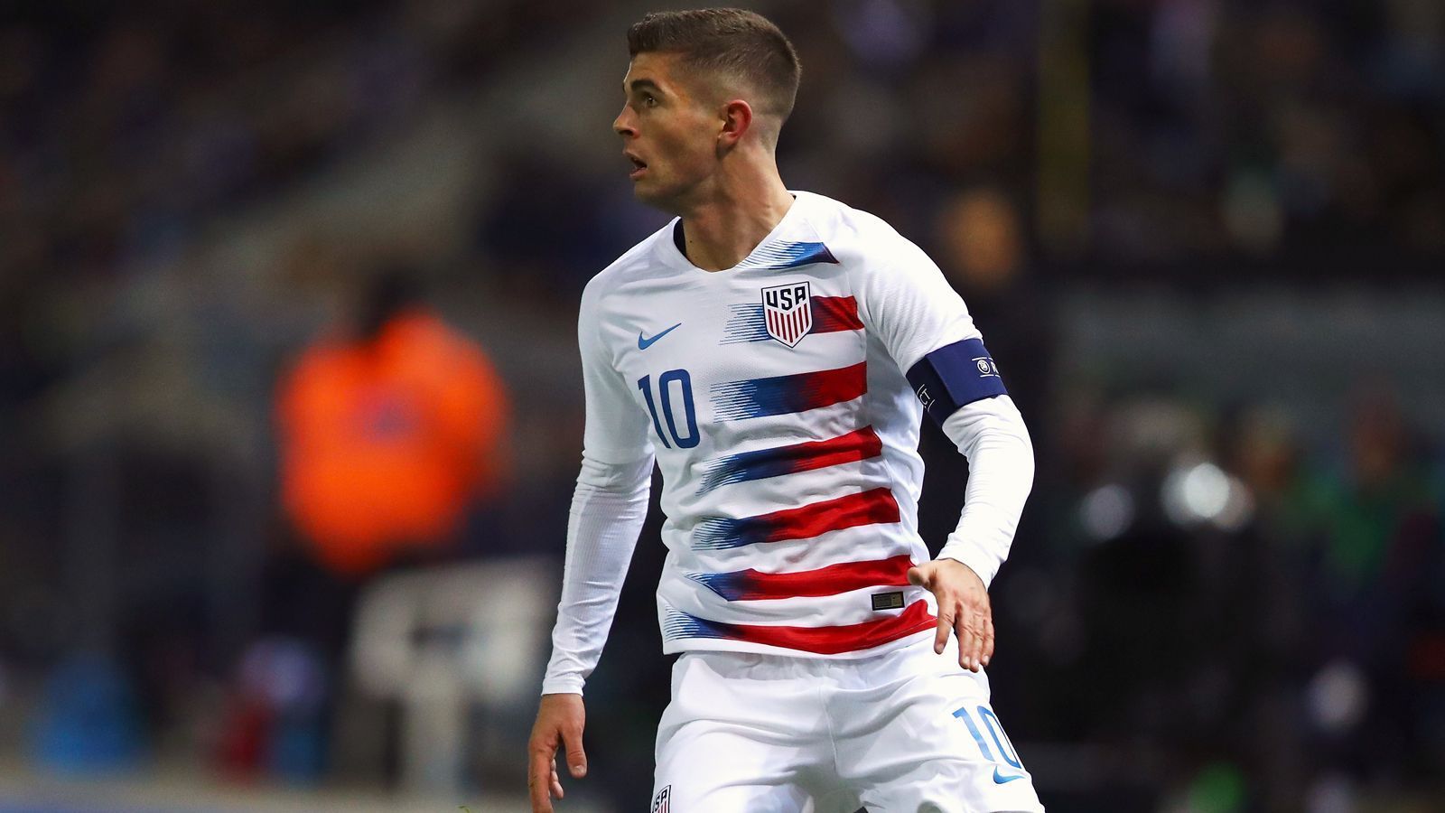 
                <strong>Dortmunds Juwel Christian Pulisic ist jüngster US-Kapitän der Geschichte</strong><br>
                Nach der verpassten WM-Qualifikation befindet sich das US-Nationalteam derzeit im Neuaufbau und eine zentrale Rolle kommt dabei BVB-Juwel Christian Pulisic zu. Im Länderspiel gegen Italien schrieb der 20-Jährige dabei US-Fußballgeschichte. Der Offensivstar wurde gegen die "Squadra Azzurra" zum jüngsten US-Kapitän der Geschichte. Der BVB-Profi hält zudem schon eine weitere Bestmarke im US-Fußball. Mit 17 Jahren, sechs Monaten und 13 Tagen spielte Pulisic einst erstmals für die USA und ist damit bis heute der jüngste Debütant der Vereinigten Staaten.
              