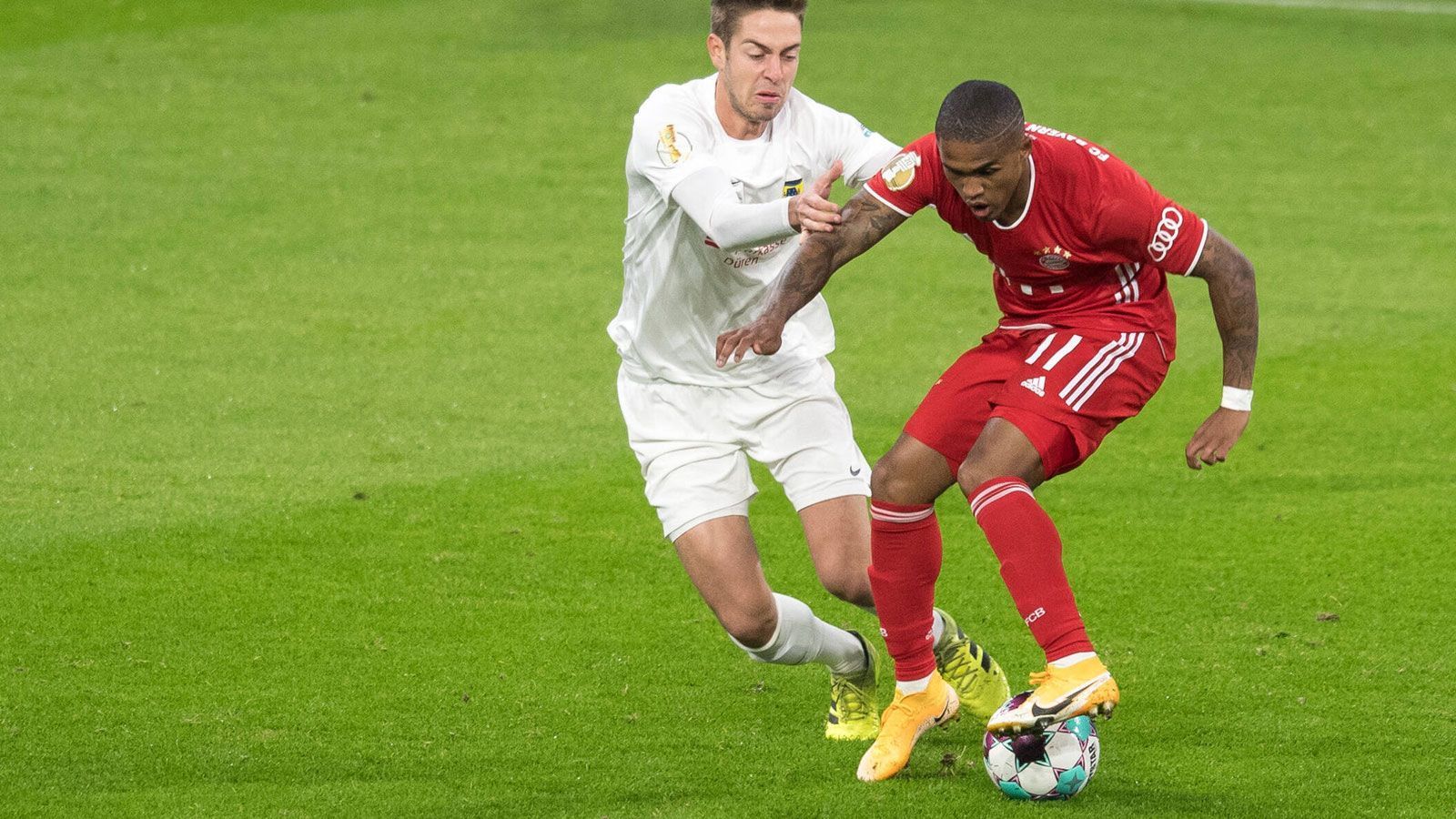 
                <strong>Douglas Costa</strong><br>
                Der Bayern-Rückkehrer zeigte sich sehr engagiert, die Düren-Abwehr bekam ihn in der ersten halben Stunde kaum unter Kontrolle. Wenig überraschend also, dass Costa das 1:0 im Mittelfeld einleitete. Toller Außenrist-Schuss unmittelbar vor der Pause, den der Düren-Keeper aber stark um den Pfosten lenkte. ran-Note: 2
              