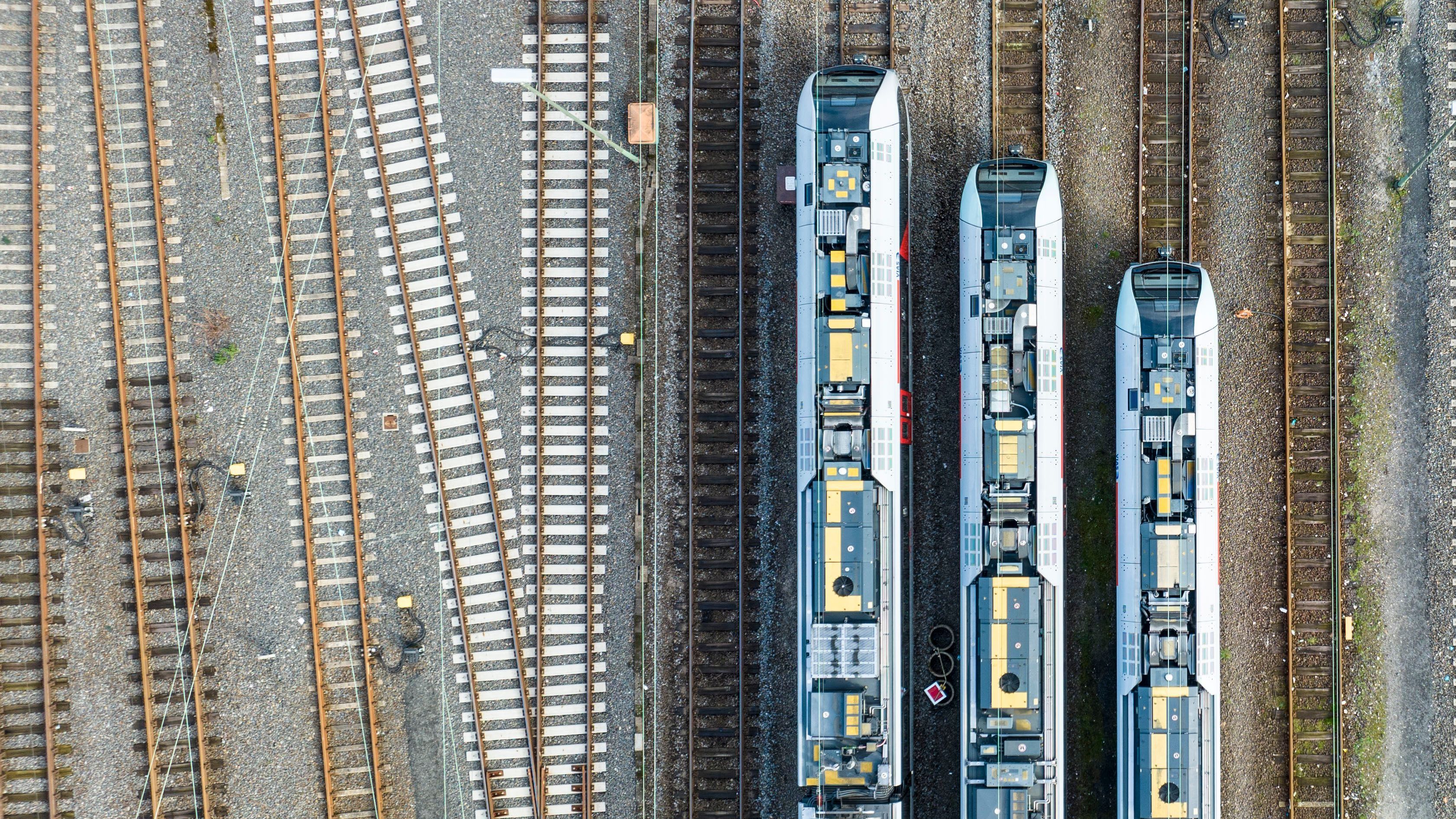 Züge sind vor dem Hauptbahnhof in Duisburg auf Gleisen abgestellt, da sie wegen des Streiks nicht verkehren.