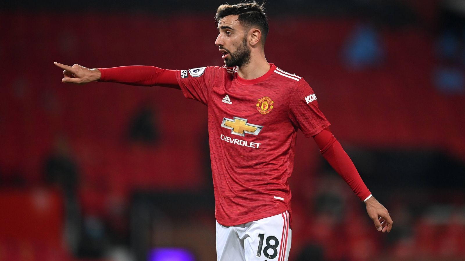 
                <strong>Mittelfeld: Bruno Fernandes (Manchester United)</strong><br>
                Das Jahr 2020 markiert den Durchbruch von Bruno Fernandes. Der Portugiese wechselte im Januar für 55 Millionen Euro von Sporting Lissabon zu Manchester United und schlug sofort ein. In 14 Spielen gelangen ihm acht Tore und sieben Vorlagen. In der derzeit laufenden Saison knüpfte er sofort an seine starken Leistungen an. Fernandes wurde Spieler des Monats November und hat bereits sieben Treffer auf dem Konto. Er ist das Herzstück der United-Offensive.
              