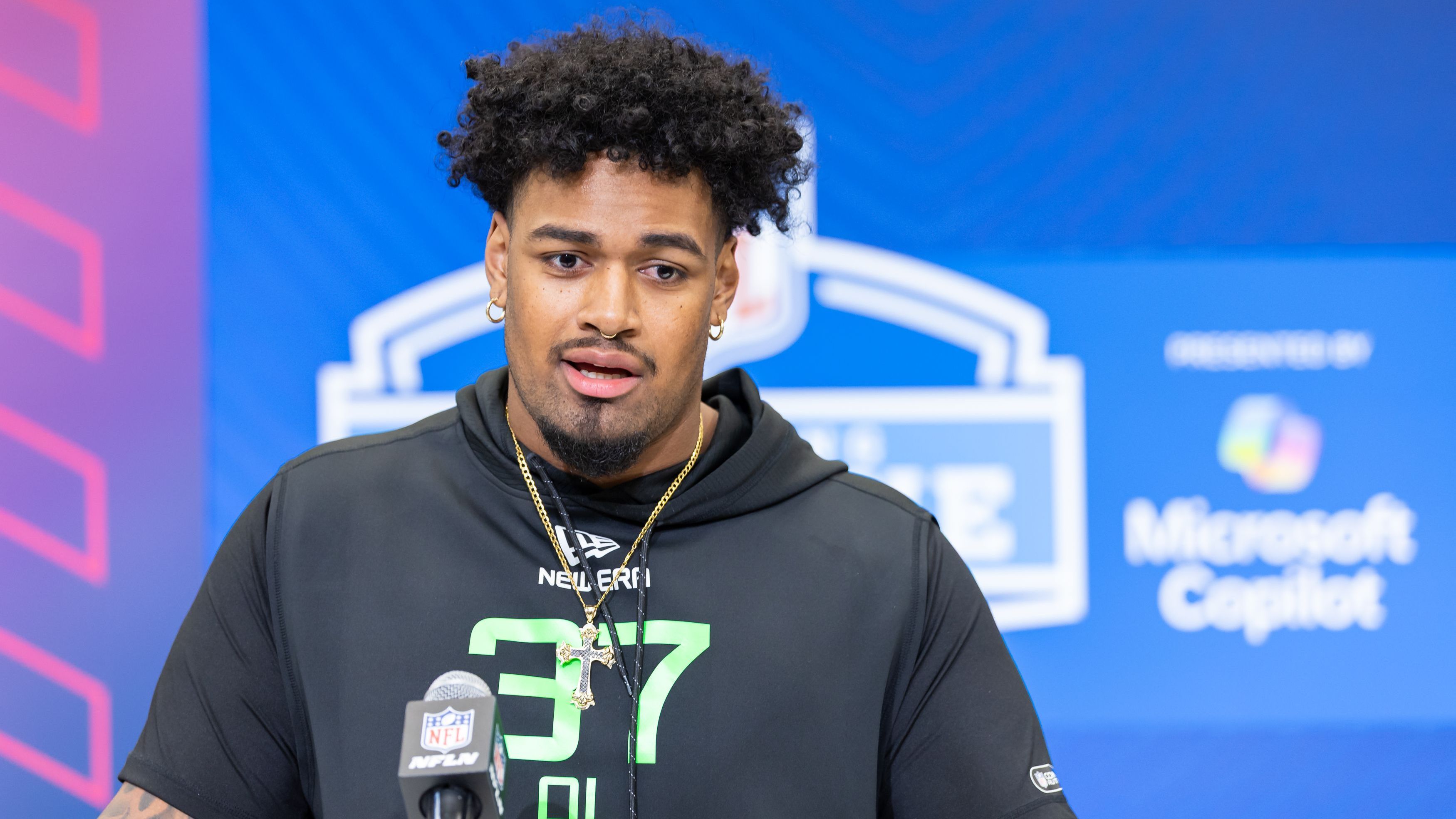 <strong>32. Pick: Josh Simmons (Offensive Tackle)</strong> <br><a data-li-document-ref="482354" href="https://www.ran.de/sports/american-football/kansas-city-chiefs">Kansas City Chiefs</a> (via Philadelphia Eagles)<br>- Vertrag unterschrieben: <strong>ja</strong><br>- Signing Bonus: 7,31 Millionen Dollar<br>- Gesamtgehalt: 14,68 Millionen Dollar