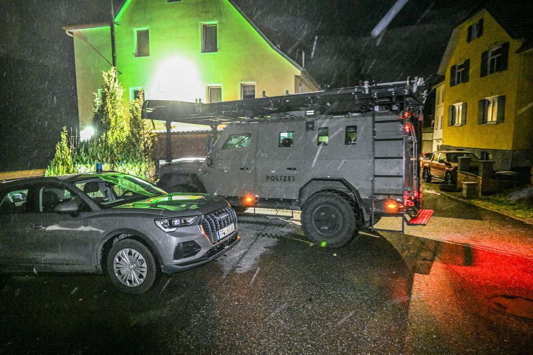 Die Polizei im Großeinsatz während einer Zwangsräumung.