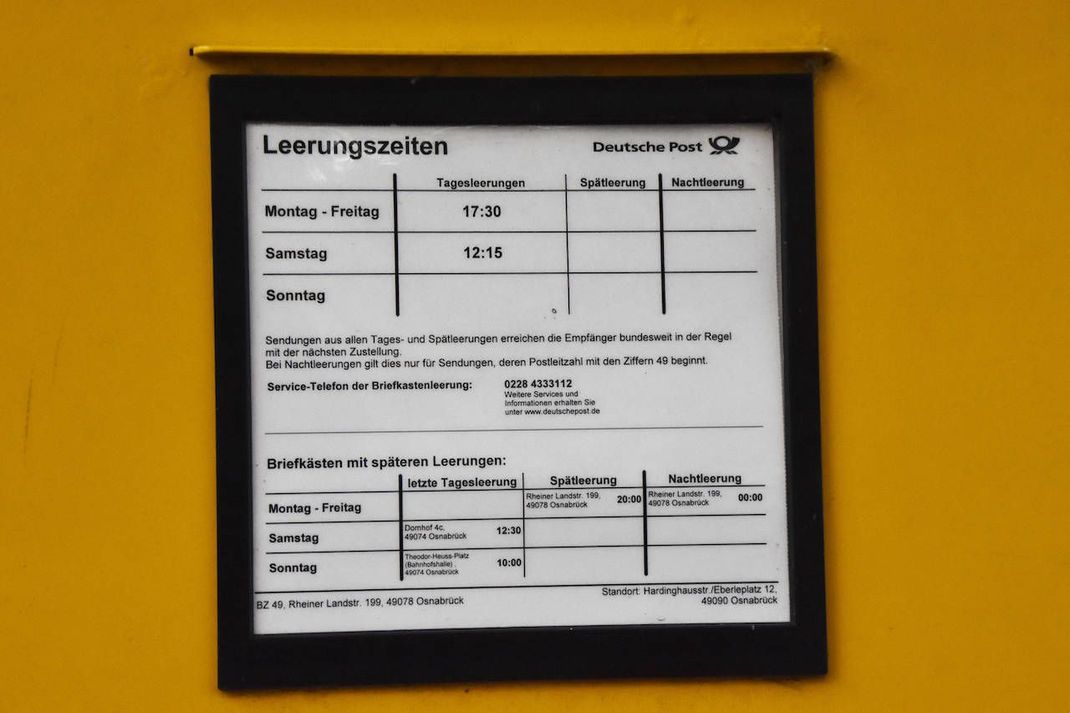 Wann wird dein Brief abgeholt? Die verschiedenen Leerungszeiten stehen auf einem Schild am Briefkasten.