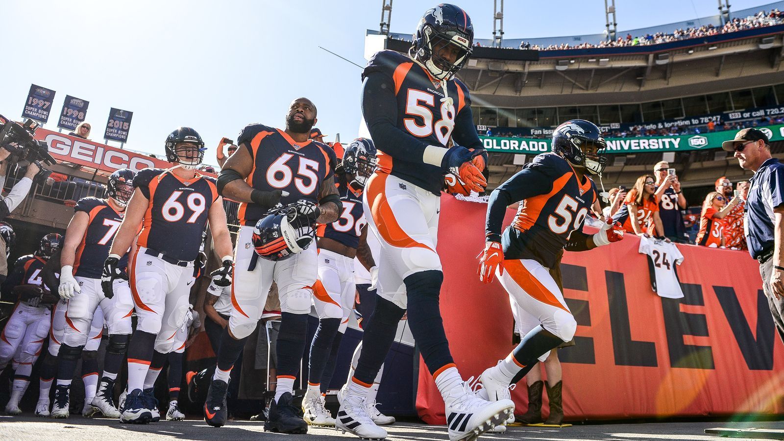 
                <strong>Platz 4: Denver Broncos - 309,7 zugelassene Yards pro Spiel</strong><br>
                Wer hätte die Denver Broncos mit einer Bilanz von 3-6 auf Platz vier erwartet? Neben den üblichen Verdächtigen Von Miller und Chris Harris Jr. stellt Linebacker A.J. Johnson sein Können unter Beweis. Der 27-Jährige sammelt 41 Tackles und 1,5 Sacks. Turnover: 7 - Interceptions: 5 / Fumbles: 2  Sacks: 19zugelassene Punkte pro Spiel:18,9
              