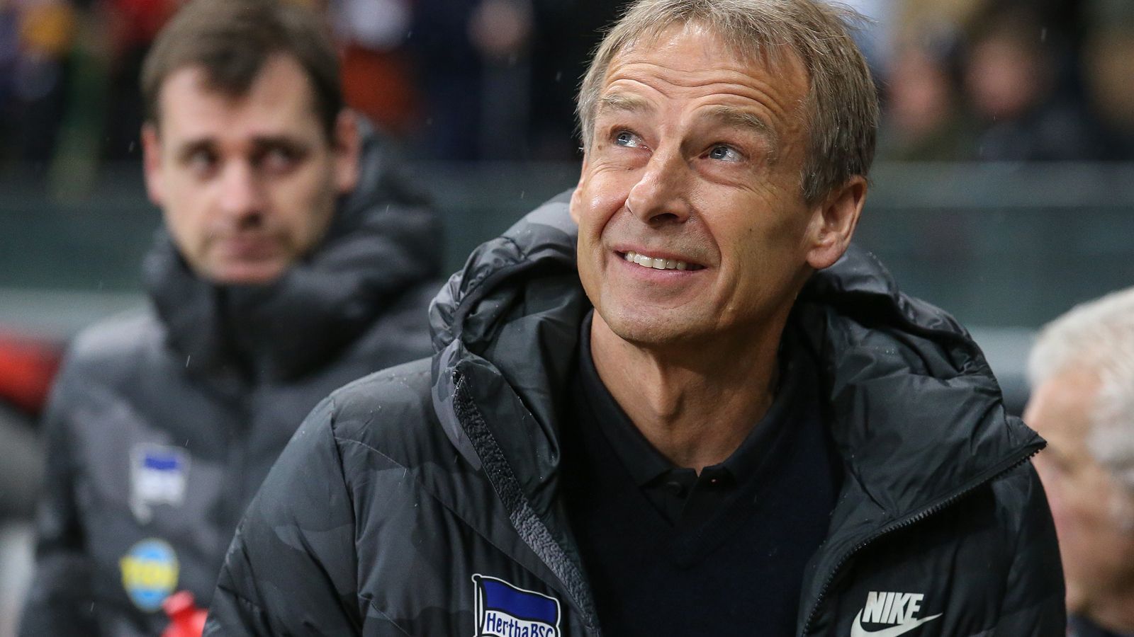 
                <strong>Jürgen Klinsmann</strong><br>
                Jürgen Klinsmann war als Stürmer Weltklasse, wurde Welt- und Europameister und ging unter anderem für den VfB Stuttgart, Inter Mailand, Monaco, Tottenham und den FC Bayern München auf Torejagd. Als Trainer führte er das DFB-Team ins WM-Halbfinale 2006, ehe er bei seinen Bundesliga-Stationen beim FC Bayern und Hertha BSC nur kurze Amtszeiten vorweisen konnte.
              