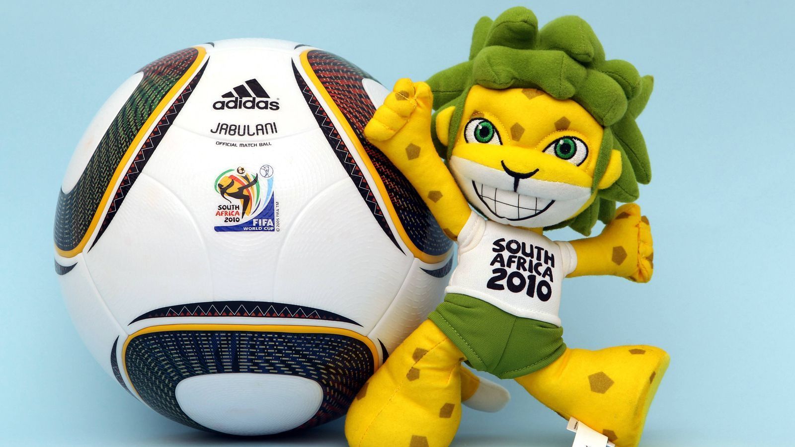 
                <strong>WM 2010 in Südafrika: Jabulani</strong><br>
                Die Form des Jabulani setzte sich aus acht dreidimensional geformten Panels zusammen. Im Vergleich zum WM-Ball von 2006 sorgte die Reduzierung von 14 Panels auf nur noch acht Panels dafür, dass der Jabulani noch runder war als seine Vorgänger. Dies führte in Kombination mit der Rillenstruktur auf der Balloberfläche zu einer höheren Griffigkeit und optimierten Flugeigenschaften. Der Name des Spielgeräts stellte eine Hommage an das WM-Gastgeberland Südafrika dar: In der einheimischen Zulu-Sprache heißt Jabulani soviel wie "sich freuen". 
              