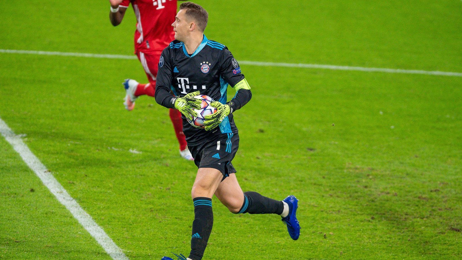 
                <strong>Manuel Neuer</strong><br>
                Erstmals durch Yannick Carrasco in der 23. Minute geprüft und sicher zugepackt. Ansonsten im ersten Durchgang nicht vor weitere Aufgaben gestellt. Der berühmte Reklamierarm schnellt nach dem vermeintlichen Anschlusstreffer durch Joao Felix in der 47. Minute nach oben. Weil Luis Suarez in der Schussbahn steht, zählt der Treffer zurecht nicht. Bekommt sonst auch in der zweiten Hälfte nichts zu tun. ran-Note: 2
              