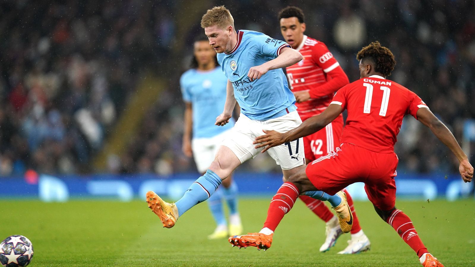 
                <strong>Kevin De Bruyne (Manchester City)</strong><br>
                ist als "freies Radikal" überall zu finden. Besticht mit unglaublicher Ballsicherheit und bringt Flanken von beiden Seiten in den Strafraum an den Mann. Versteht sich blind mit Gündogan, muss aber in der 68. Minute angeschlagen vom Feld. ran-Note: 3
              