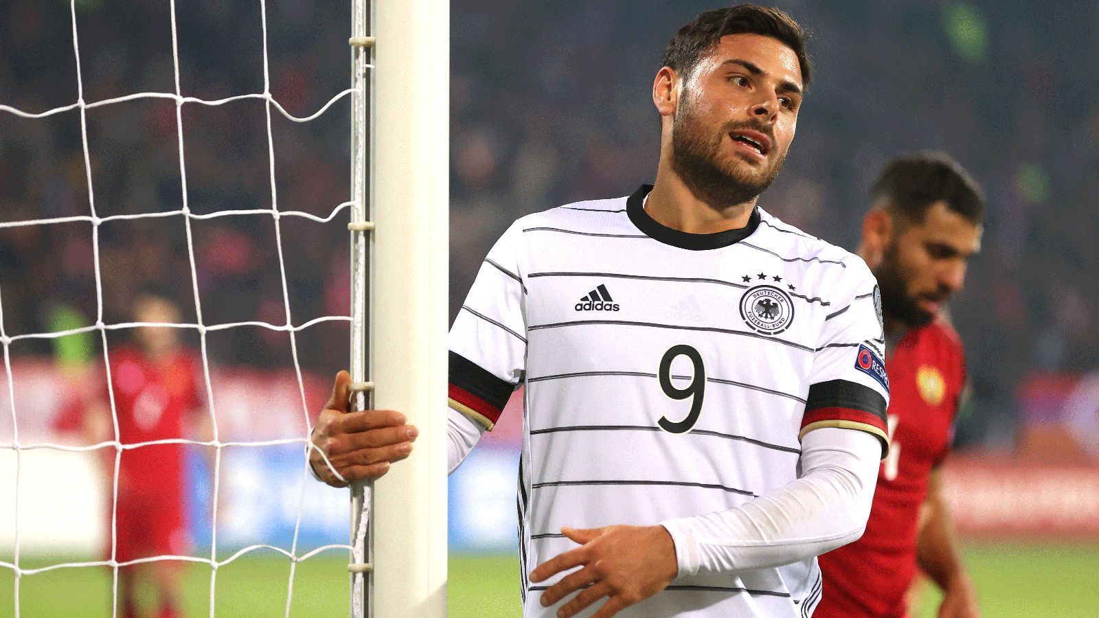 
                <strong>Kevin Volland (AS Monaco/Deutschland, 15 A-Länderspiele)</strong><br>
                Und auch der ehemalige Leverkusener Kevin Volland, der aktuell für die AS Monaco in Frankreich stürmt, wird in Katar nicht auf dem Platz stehen. Ihn bremst eine "schwerwiegende Knöchelverletzung" aus, wie sein Verein mitteilte. Diese hatte er sich am 4. Spieltag der aktuellen Ligue-1-Saison im Spitzenspiel der Monegassen bei Paris St.-Germain zugezogen. Kurios: Vor der Verletzung erzielte der Angreifer noch den 1:0-Führungstreffer für seine Mannschaft. Die Enttäuschung, mit Deutschland nicht zur WM zu fahren, dürfte das aber wohl kaum lindern. 
              