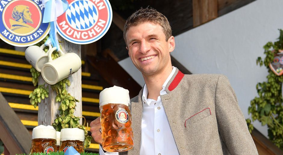 
                <strong>Thomas Müller</strong><br>
                Thomas Müller, der auch gegen den VfL wieder in der Startelf stand, kam alleine - hatte als Ur-Bayern dafür aber beste Laune.
              