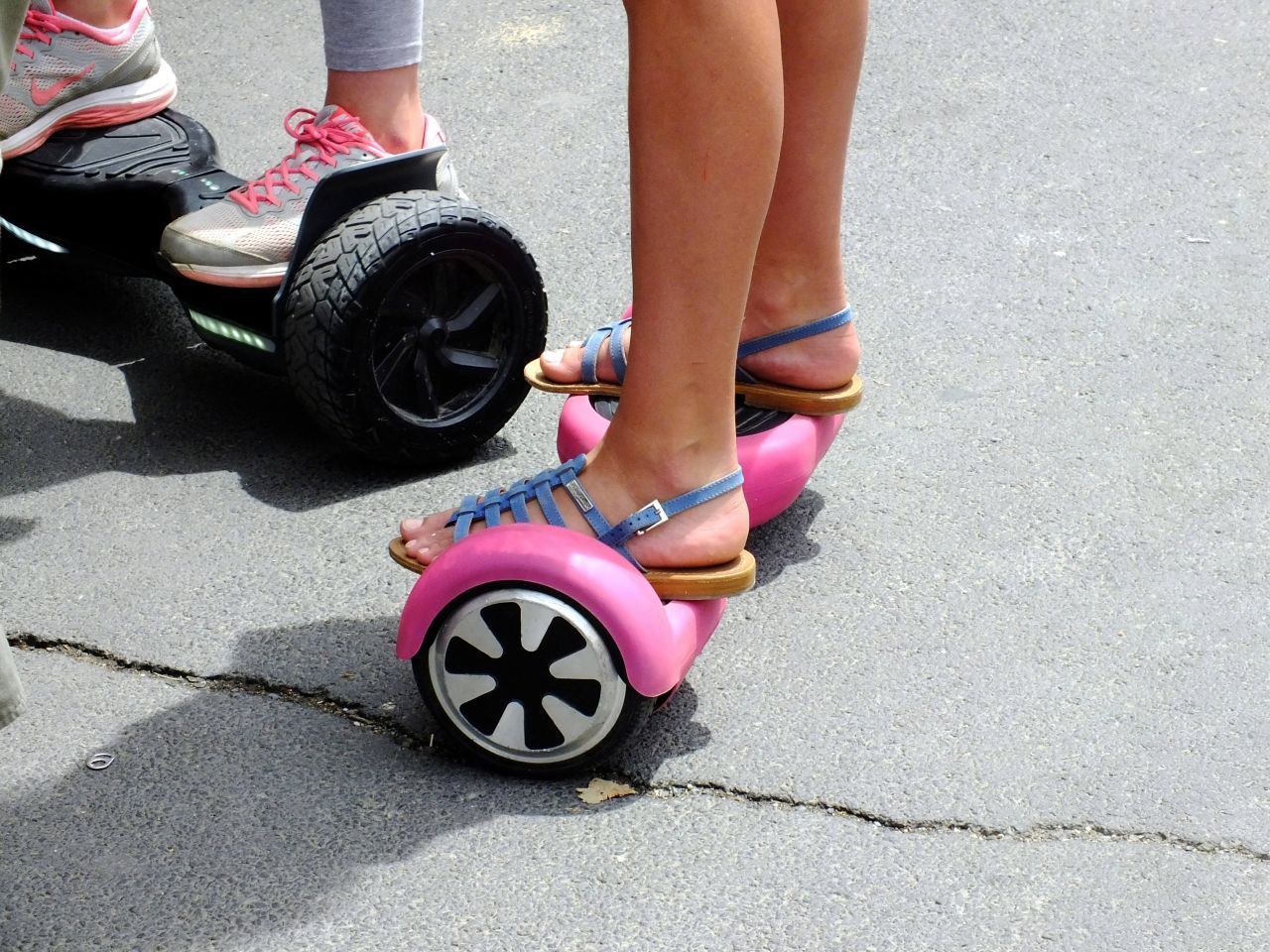 Ähnlich funktioniert auch ein Hoverboard: Verlagert sich das Gewicht zu einer Seite, geht’s auch in diese Richtung. Allerdings herrschen auf einem Hoverboard verschärfte Regeln, denn eine Lenkstange gibt es dort auch nicht mehr.