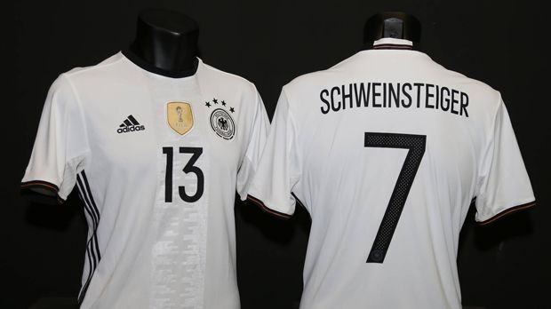 
                <strong>EM 2016 (Thomas Müller und Bastian Schweinsteiger)</strong><br>
                EM 2016: So wird Deutschland zum Kampf um den vierten EM-Titel antreten: Bei der Wahl des Trikots hat sich erneut das klassische Design durchgesetzt. Der aktuelle Kapitän Bastian Schweinsteiger und seine Mannschaft werden ein goldenes Wappen auf dem weißen Trikot tragen, das Deutschland als amtierenden Weltmeister erkennbar macht. 
              