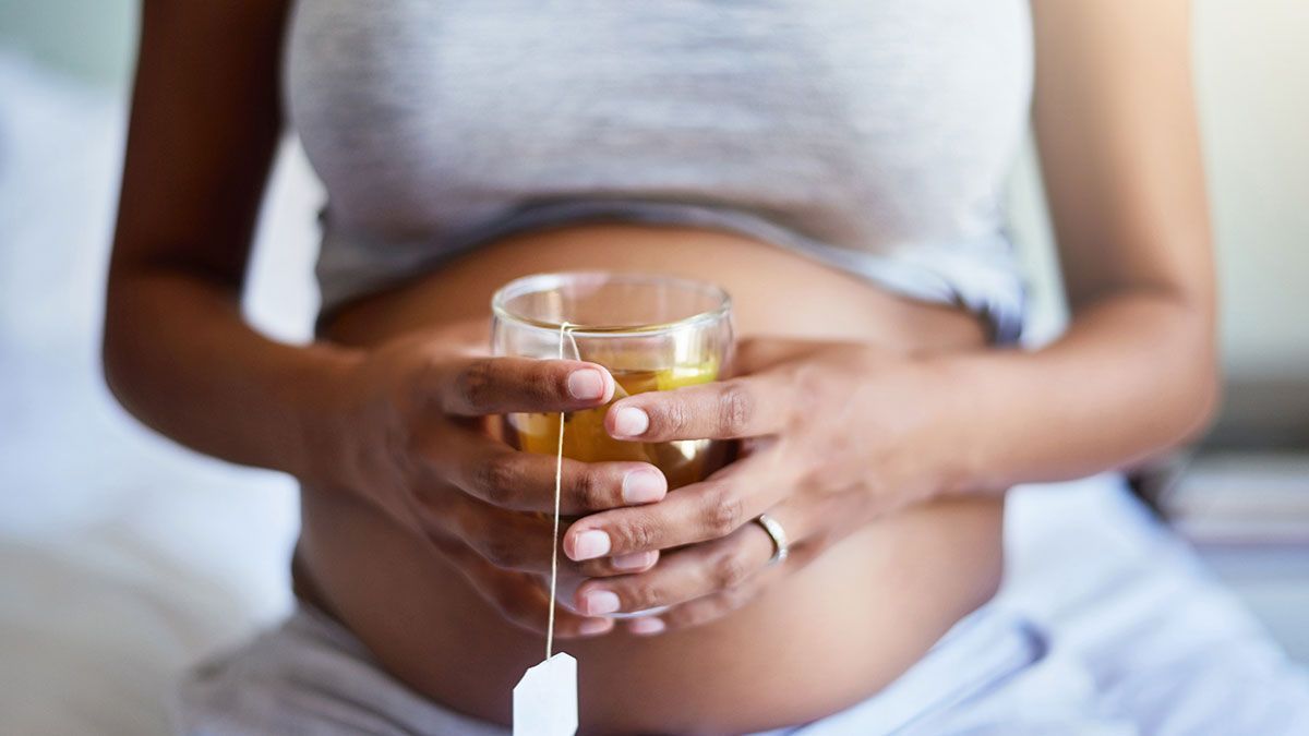 Schwarzer Tee enthält viele gesunde Vitamine und Mineralstoffe – sollte aber während der Schwangerschaft nur in Maßen getrunken werden.