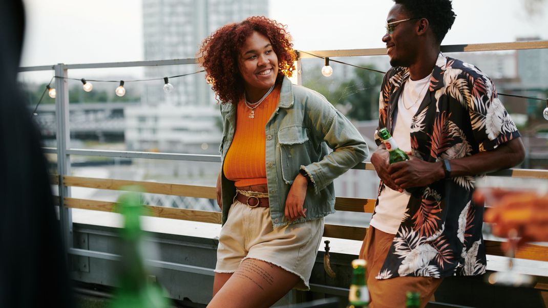 Beim Dating gibt es nicht mehr nur Red und Green Flags, sondern auch Beige Flags: Das bedeuten sie und so erkennst du sie.