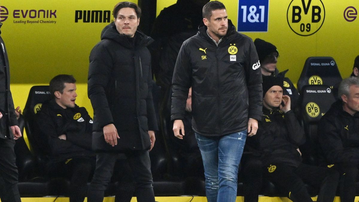 v.li., Trainer Edin Terzic (Borussia Dortmund), Manager Sebastian Kehl (Borussia Dortmund) fordern einen Handelfmeter 25.02.2024, Fussball 1. Bundesliga, 23. Spieltag, Saison 2023 2024 Borussia Dor...