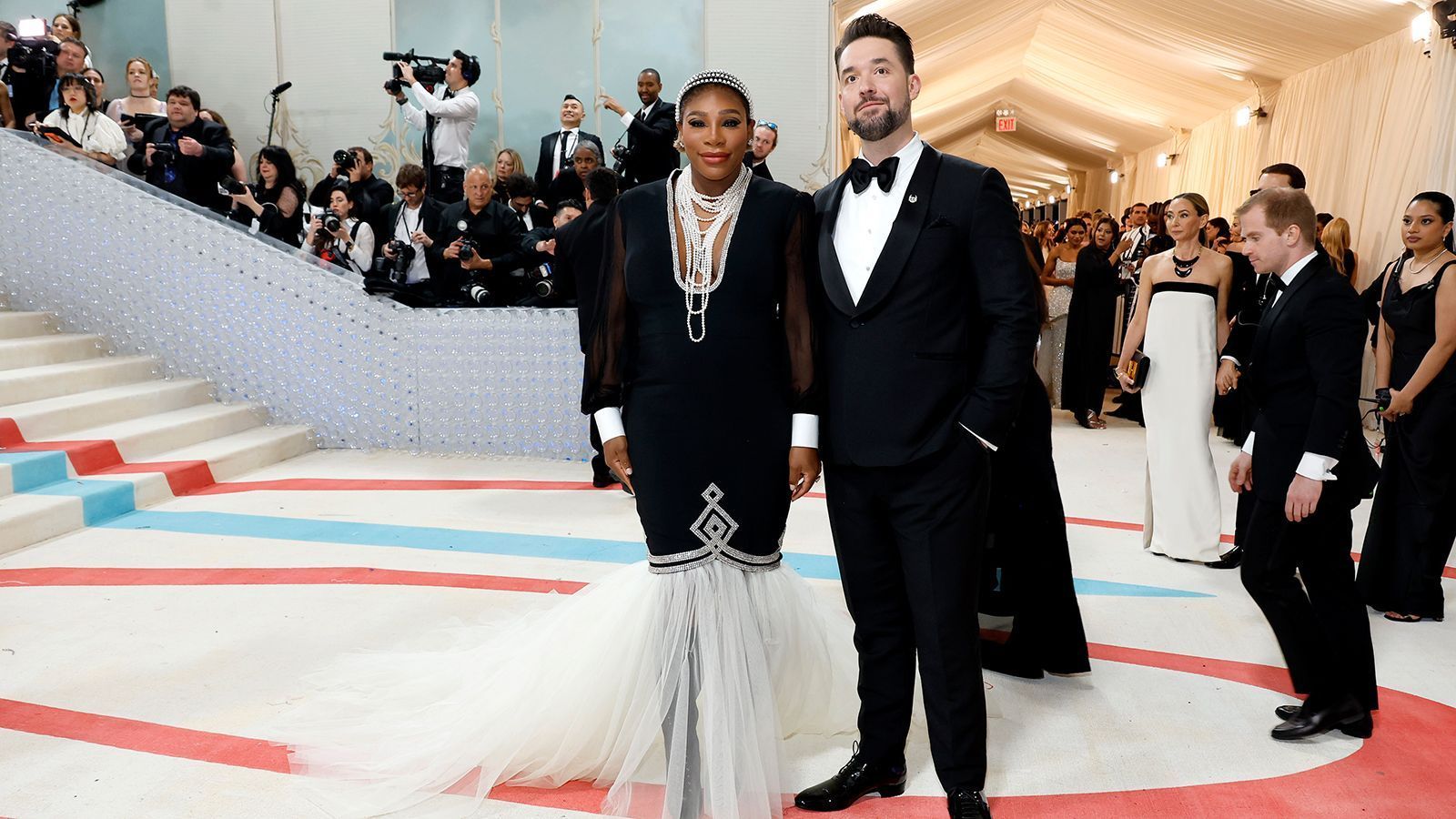 
                <strong>Serena Williams</strong><br>
                Ex-Tennisprofi Serena Williams lüftete auf der Gala ein süßes Geheimnis: Sie ist zum zweiten Mal schwanger. Unter ihrem Kleid war dabei schon ein kleiner Babybauch zu erkennen. Ehemann Alexis Ohanian begleitete die 23-malige Grand-Slam-Siegerin auf das Mode-Event. 
              