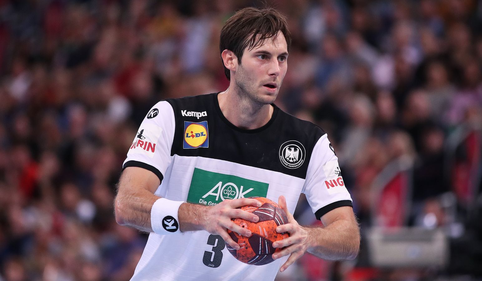 
                <strong>Uwe Gensheimer (Rhein-Neckar Löwen) </strong><br>
                Der Linksaußen, seit Sommer 2019 wieder im Diensten der Rhein Neckar Löwen, zählt zu den absoluten Schlüsselspielern im DHB-Team. Er ist Kapitän und zudem mit 176 Länderspielen der erfahrenste Spieler im deutschen Kader. Außerdem ist der 33-Jährige einer der wenigen deutschen Spieler der konstant das Prädikat "Weltklasse" nachweisen konnte. Seine Form wird den deutschen Turnierverlauf maßgeblich mitbestimmen.
              