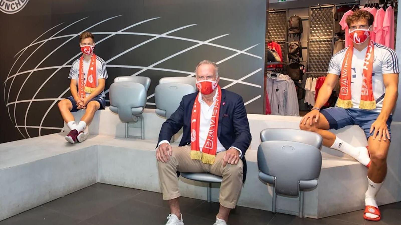 
                <strong>FC Bayern</strong><br>
                Der deutsche Rekordmeister setzt auf Nachhaltigkeit. So entstehen die Masken aus Schals, die eigentlich zum 120. Geburtstag des FC Bayern verteilt werden sollten. Der Erlös des Verkaufs kommt der Initiative "We kick Corona" von den Bayern-Profis Joshua Kimmich (l.) und Leon Goretzka (r.) zugute. 
              