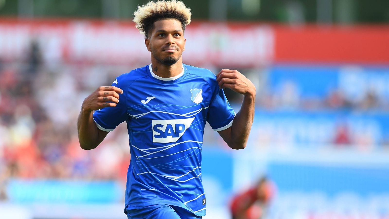 
                <strong>Angriff: Georginio Rutter (TSG 1899 Hoffenheim)</strong><br>
                Man wartet bei Georginio Rutter eigentlich seit Monaten darauf, dass sein Knoten so richtig platzt. Der 20-Jährige Franzose spielte einer überforderte Leverkusener Abwehrreihe 85 Minuten lang Knoten in die Beine, gekrönt von einem Schuss wie ein Strich der zum entscheidenden 3:0 einschlug. Wenn Rutter diese Leistung konservieren kann, dann hat Andre Breitenreiter endlich den so gefährlichen Partner für Andrej Kramaric gefunden, der in der Vergangenheit oftmals fehlte.
              