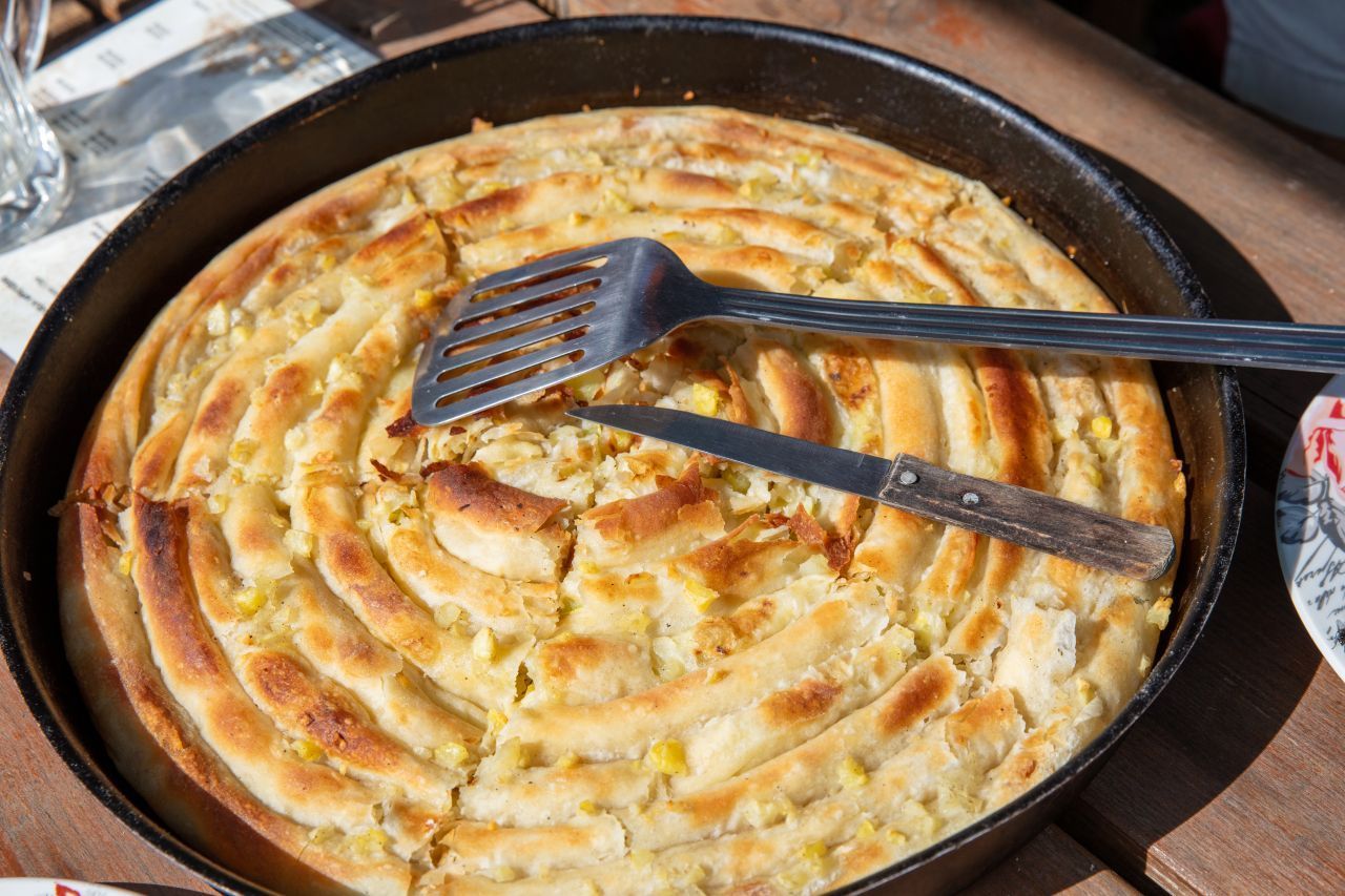 Türkei: Yufka bedeutet so viel wie "dünn". Das Fladenbrot besteht aus Mehl, Wasser und Salz und ist bei uns durch die gerollten Dürüm bekannt. Es wird oft auf einem Rundblech gebacken.