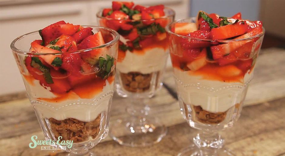 Käsekuchen-Trifle mit Erdbeeren | Rezept Enie backt