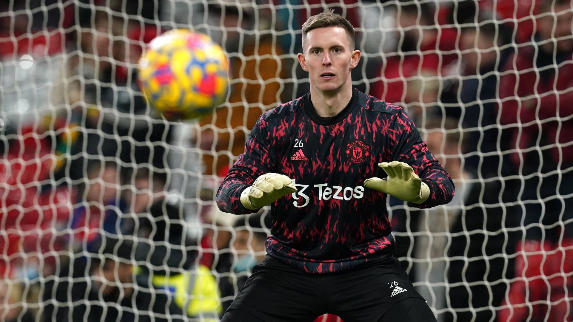 
                <strong>Dean Henderson (Manchester United)</strong><br>
                Uniteds Ersatzkeeper steht offenbar ebenfalls auf der Liste der "Magpies". Wie mehrere britische Zeitungen berichten, soll der 25-Jährige, der Ende 2020 im Testspiel gegen Irland eine Halbzeit lang das Tor der englischen Nationalmannschaft hüten dufte, schon kurz vor einem Wechsel nach Newcastle stehen.
              