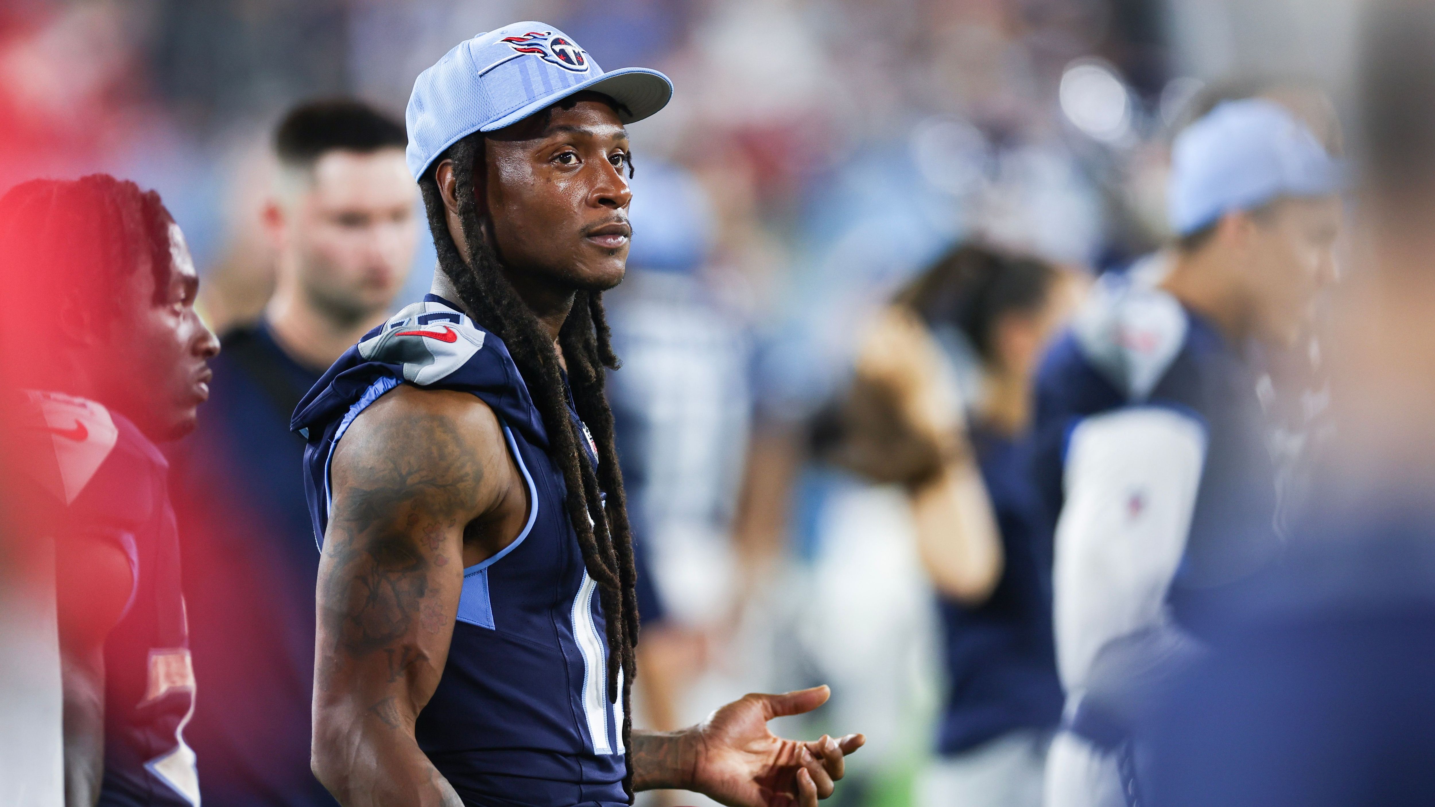<strong>Tennessee Titans: Wide Receiver DeAndre Hopkins</strong><br>Trotz seiner 31 Jahre gehört Superstar DeAndre Hopkins zu den fangsichersten Wide Receivern der NFL. Ob die Titans durch Hopkins jetzt zum Super-Bowl-Contender werden, ist fraglich. Doch nachdem man sich von A.J. Brown getrennt hatte, hat man nun in Tennessee wieder einen wahren Nummer-1-Receiver.