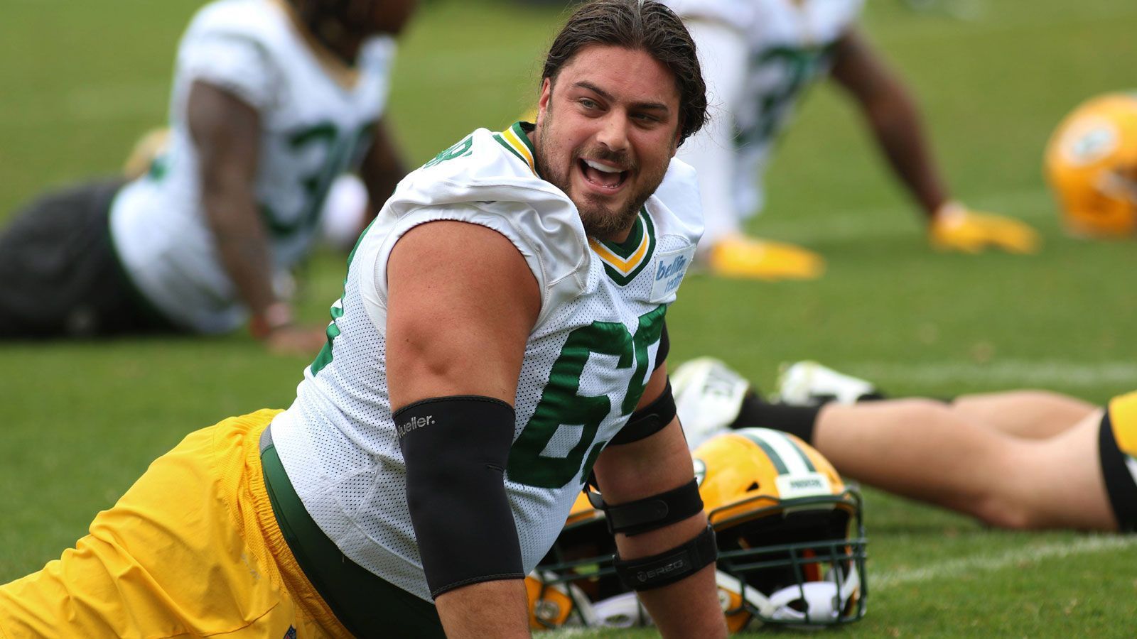 
                <strong>David Bakhtiari (Green Bay Packers)</strong><br>
                Sieben Spiele hat David Bakhtiari in sieben NFL-Jahren verpasst. 2015 fehlte er wegen einer Knöchelverletzung dreimal, zwei Jahre später setzte ihn eine Oberschenkelblessur für vier Partien außer Gefecht. Ansonsten konnten sich die Green Bay Packers und speziell Aaron Rodgers immer auf den Left Tackle verlassen. Nun geht der Fourth Rounder des Draft 2013 aber in sein letztes Vertragsjahr, 2016 hatte er sich für 48 Millionen US-Dollar vier weitere Jahre an "The Pack" gebunden. Eigentlich führt an ihm kein Weg vorbei, allerdings dachte man das bis zum Draft auch über den Playmaker der Packers.
              