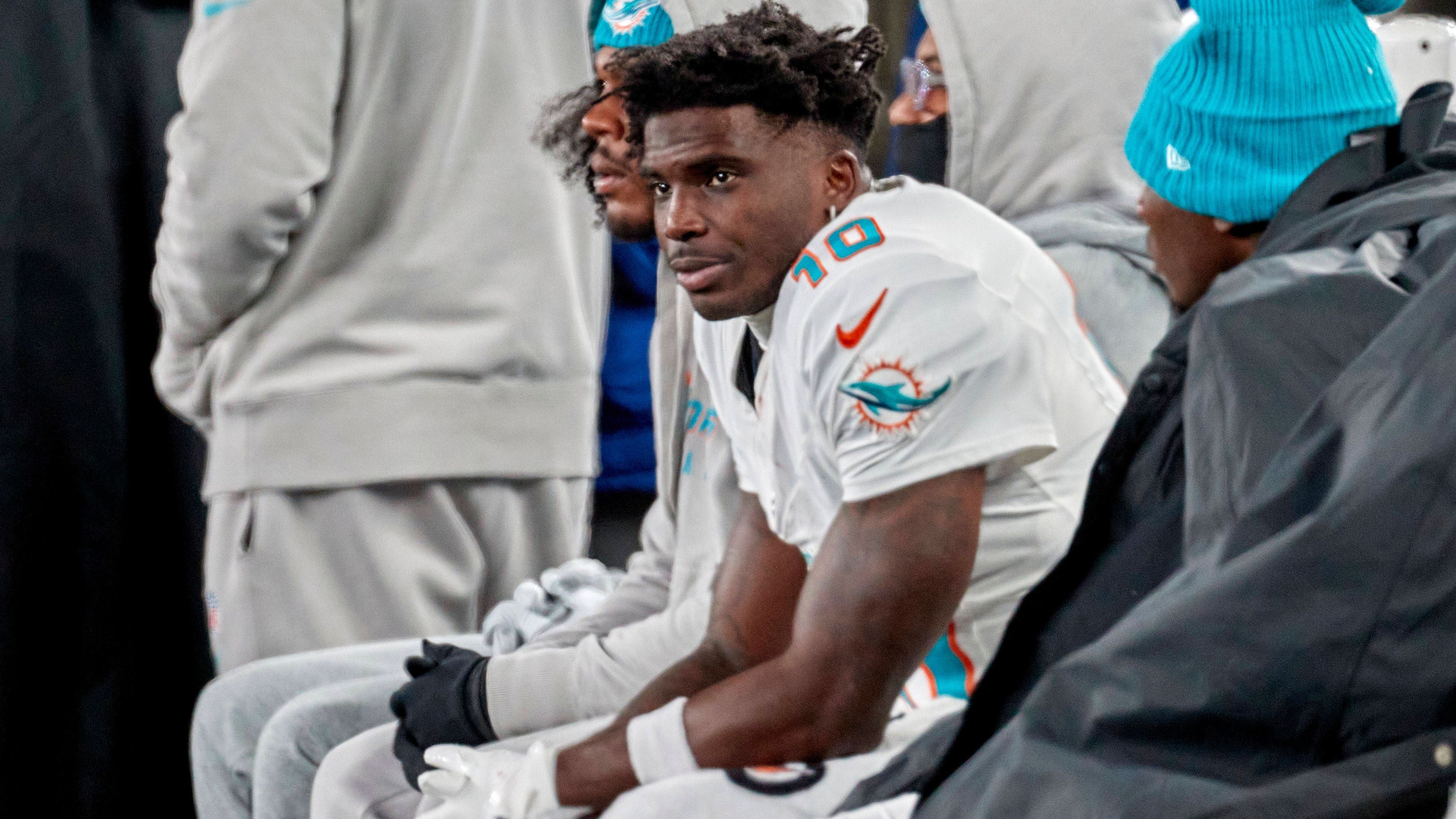 <strong>Tyreek Hill (Wide Receiver, Miami Dolphins)</strong><br>Seit Monaten kursieren <a data-li-document-ref="519264" href="https://www.ran.de/sports/american-football/nfl/galerien/nfl-tyreek-hill-vor-abschied-von-den-miami-dolphins-moegliche-landing-spots-519264">Gerüchte um einen Abgang</a> von Tyreek Hill. Der 31-Jährige ist vertraglich noch für die nächsten zwei Spielzeiten an die Dolphins gebunden. Ein Trade könnte mit Blick auf den knappen&nbsp;<a data-li-document-ref="92749" href="https://www.ran.de/sports/american-football/nfl/galerien/nfl-cap-space-aller32-teams-im-ueberblick-seattle-seahawks-auf-platz2-92749">Cap Space von Miami</a> allerdings Sinn ergeben. Vergangene Saison sammelte Hill 959 Yards, in den beiden Spielzeiten zuvor knackte er die 1.700-Yards-Marke.