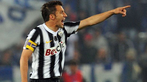 
                <strong>Mittelfeld: Alessandro del Piero</strong><br>
                Die nächste Klublegende steht mit Juve-Idol Alessandro del Piero bereit. Unglaublich 513 Spiele absolvierte del Piero für die "Alte Dame". Zwischen 2009 und 2011 konnten sich die beiden in der Serie A begutachten, als Eto'o bei Inter Mailand aktiv war. 
              