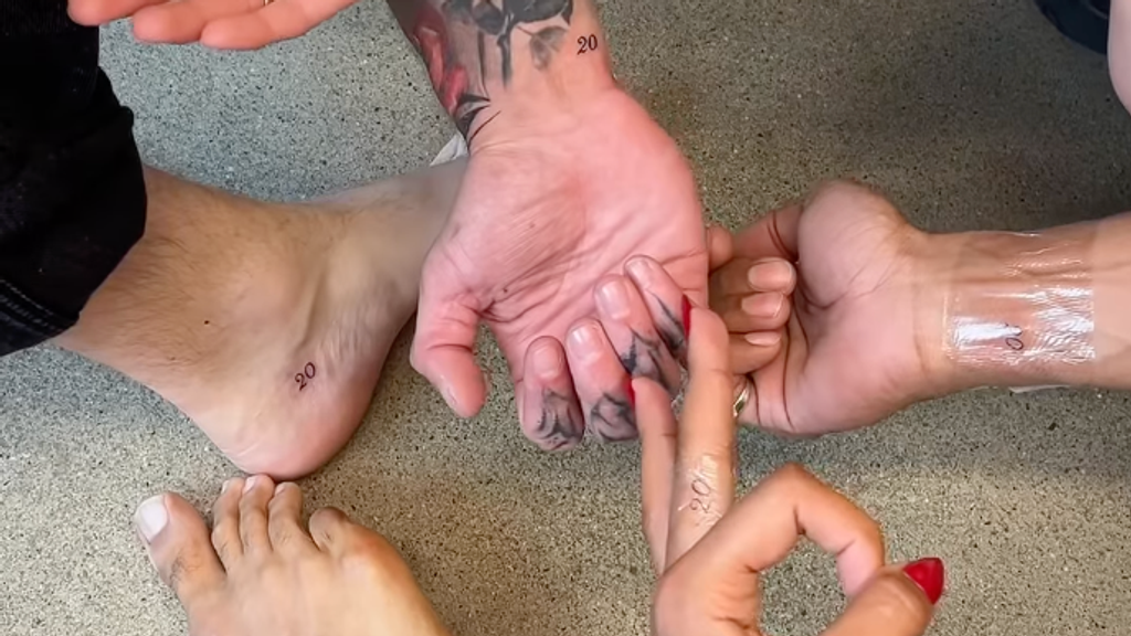 Fit fürs GNTM-Finale: Models lassen sich gemeinsames Tattoo stechen 