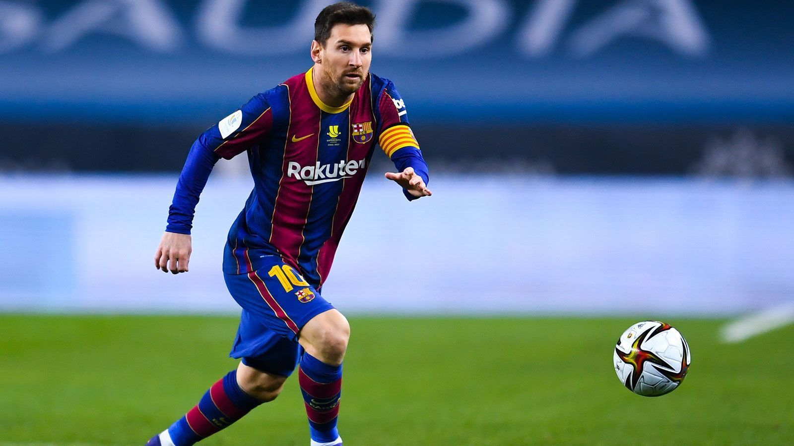 
                <strong>Lionel Messi (FC Barcelona)</strong><br>
                Mit Verweis auf eine Vertragsklausel wollte Lionel Messi den FC Barcelona schon im Sommer 2020 verlassen. Doch als sich der Klub sträubte, blieb der Argentinier dann doch für eine 21. Saison in Katalonien. Sein Abschied nach dieser Spielzeit schien wegen des auslaufenden Kontrakts aber schon ausgemacht zu sein. Doch durch den Rücktritt von Präsident Josep Maria Bartomeu haben sich offenbar neue Perspektiven ergeben. Obwohl speziell Paris St. Germain um den sechsmaligen Weltfußballer buhlen soll, ist eine Vertragsverlängerung alles andere als utopisch. Das hochverschuldete Barca bräuchte nur das nötige Kleingeld, um den teuersten Angestellten weiter bezahlen zu können.
              