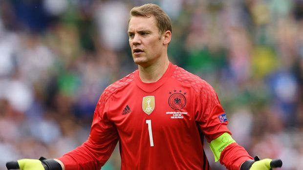 
                <strong>Manuel Neuer</strong><br>
                Manuel Neuer: Wie soll man einen Spieler bewerten, der eigentlich nur auf dem Platz gebraucht wird, damit elf Spieler gegen elf andere Spieler antreten. Hätte sich mit Regenschirm und Zeitung auch auf einen Stuhl setzen können. ran-Note: 2
              