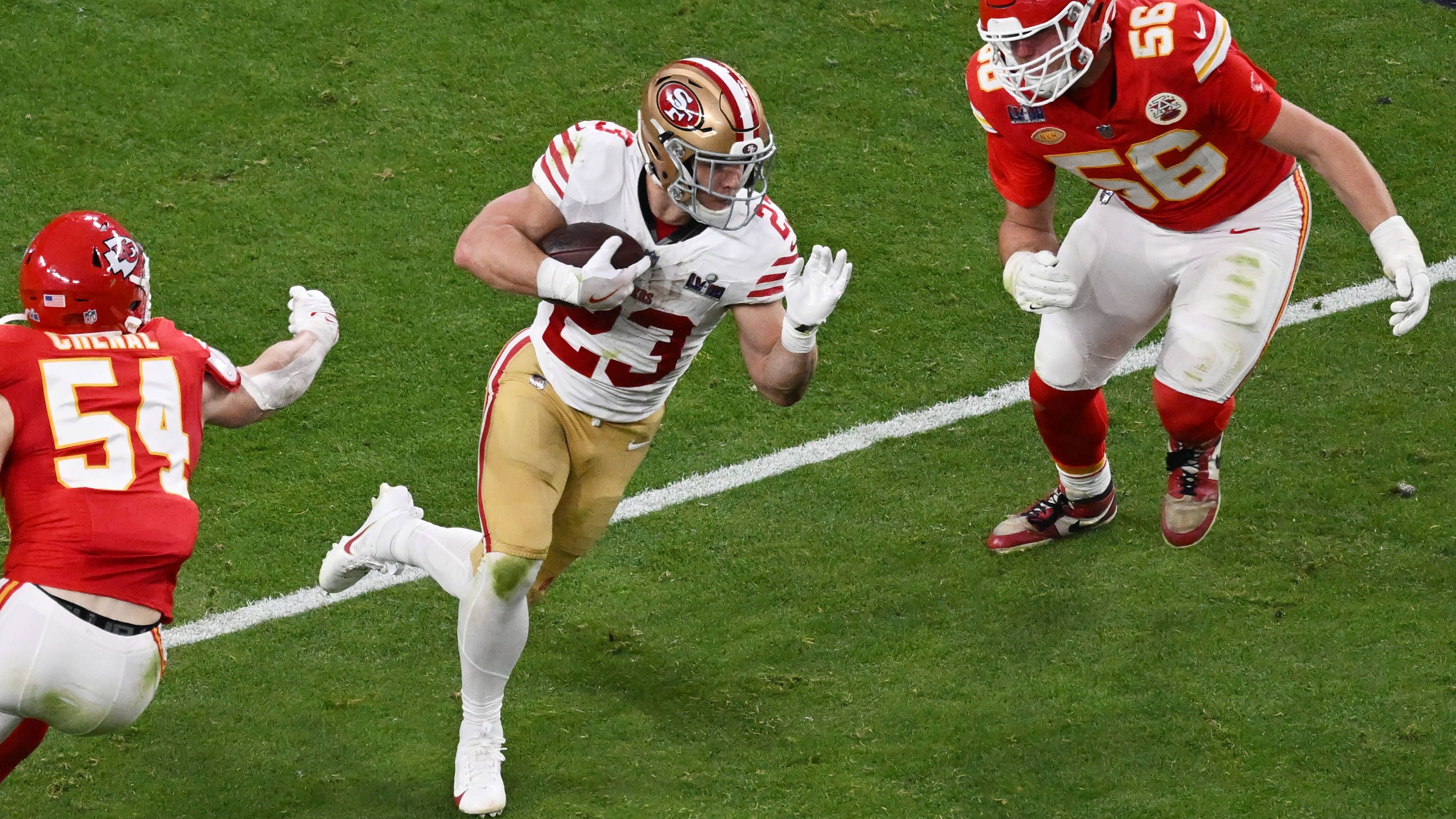 <strong>Running Back: Christian McCaffrey (San Francisco 49ers)</strong> <br>Aktuell steht McCaffrey für uns ein Stück über Derrick Henry. Henry wird in der kommenden Saison zwar mit Lamar Jackson Defenses in Angst und Schrecken versetzen, die persönlichen Statistiken des Running Backs könnten aber unter dem Zusammenspiel mit dem lauffreudigen Quarterback leiden. Deshalb Christian McCaffrey.