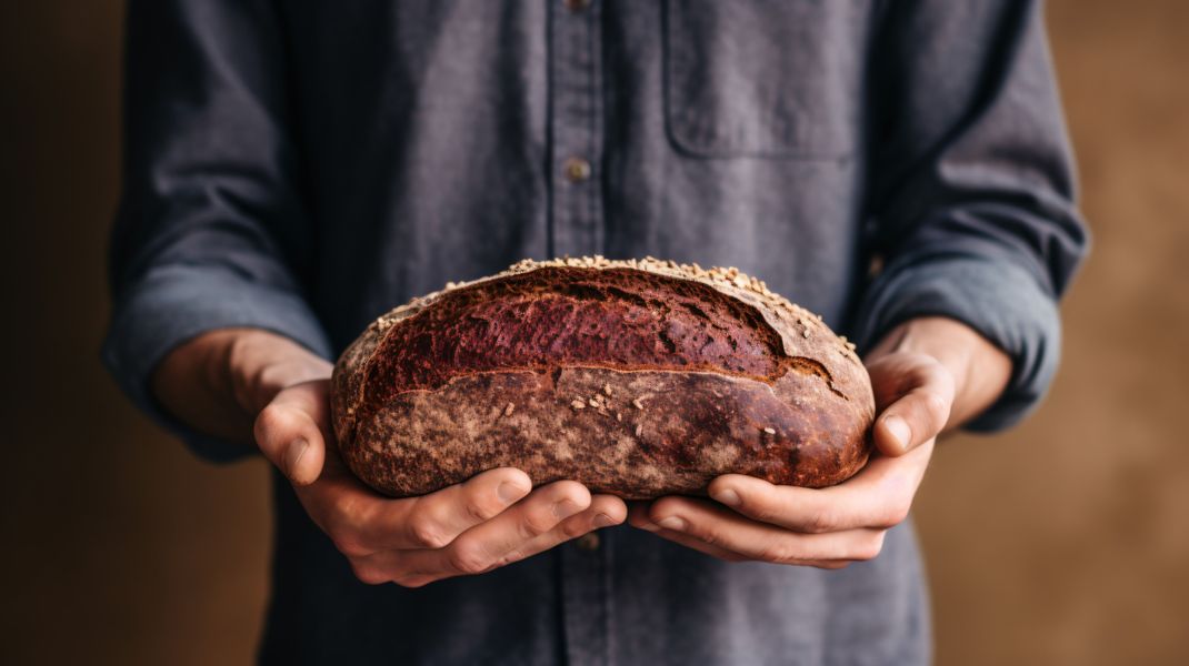 Brot gehört für viele ganz klassisch zur deutschen Küche. Zugleich hört man immer wieder, dass einige Sorten gesünder sind als andere. Wir klären, welches Brot gut für deinen Darm ist. 