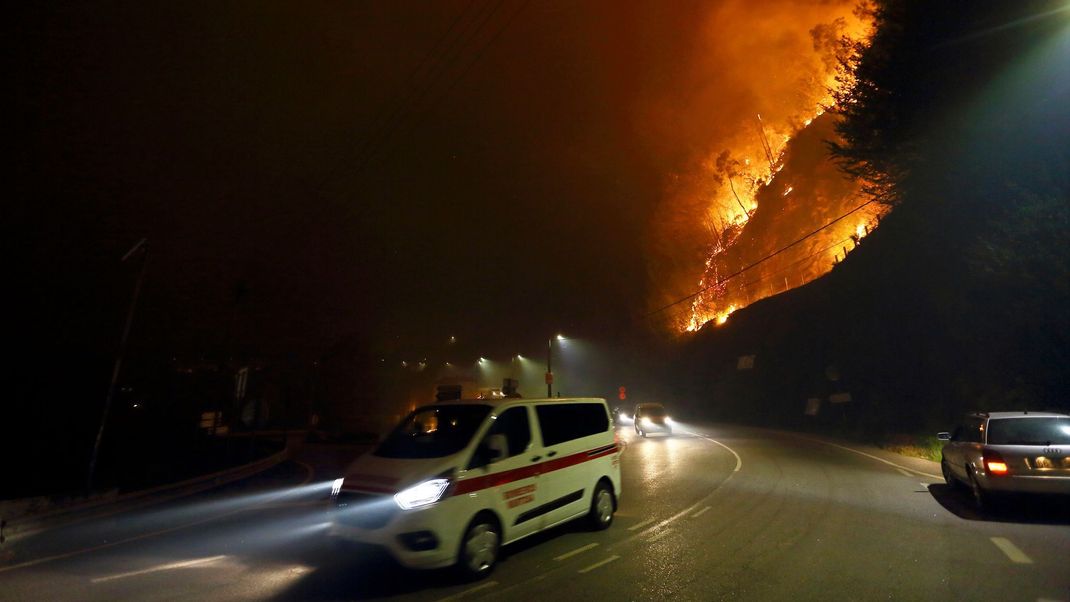 Flammen in Portugal verschlingen gewaltige Flächen.