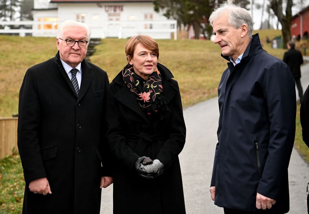 Frank-Walter Steinmeier und seine Ehefrau Elke Büdenbender während eines Besuchs der Insel Utøya mit Norwegens Ministerpräsident Jonas Gahr Støre