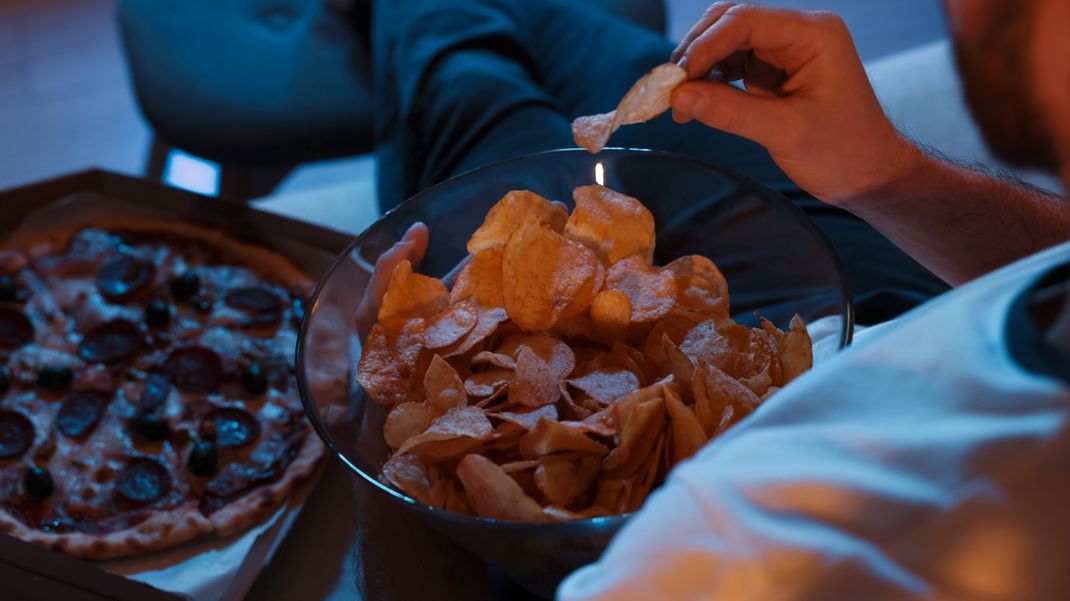 Heißhunger auf Chips und Pizza - Fressflashs sind typisch nach dem Konsum von Cannabis.