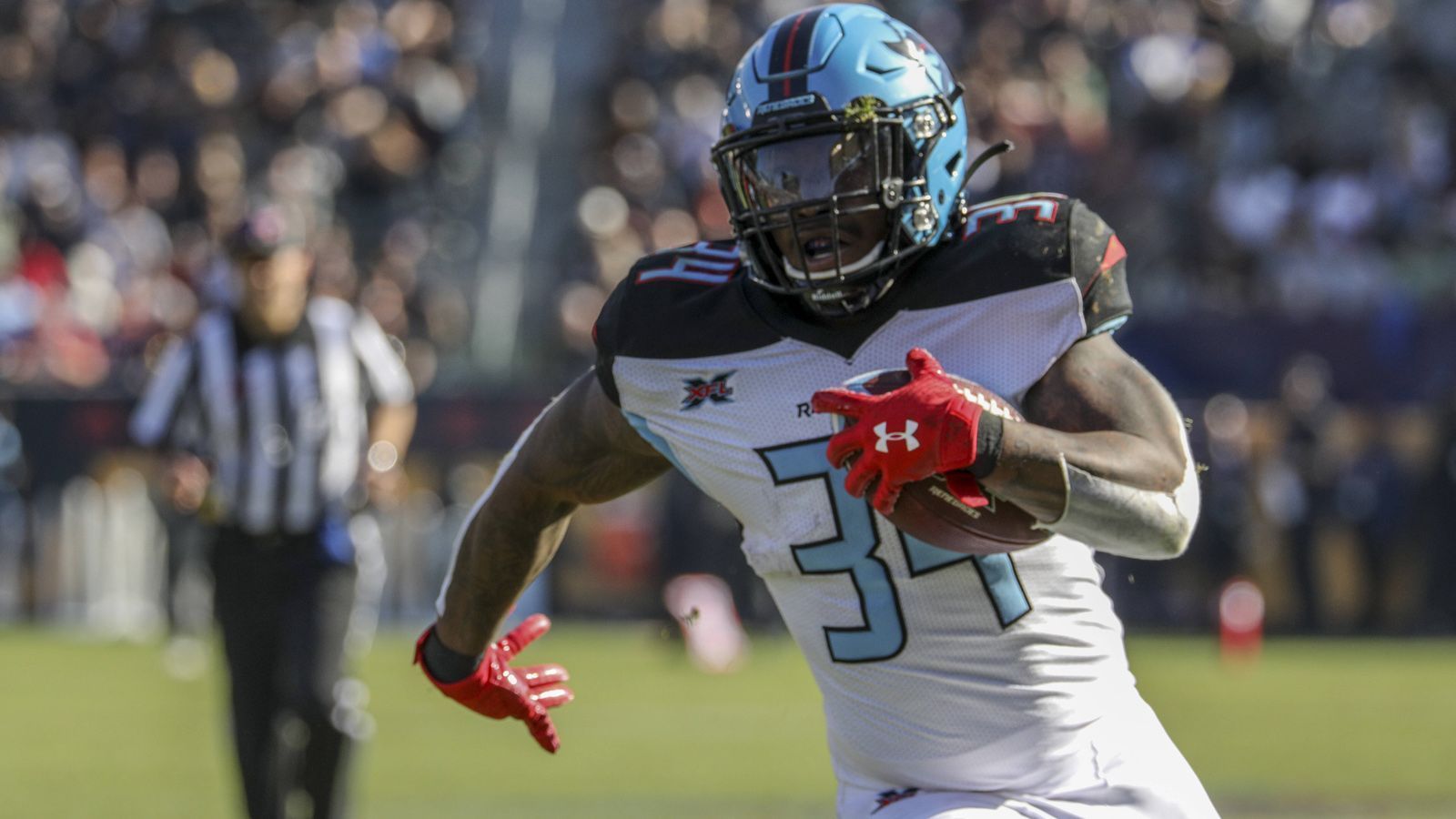 
                <strong>Cameron Artis-Payne (Running Back, Dallas Renegades)</strong><br>
                Für Entlastung des Passspiels könnte Cameron Artis-Payne sorgen. Mit 185 Rushing Yards ist er der zweiteffektivste Running Back der XFL. Pro Lauf sorgt der 29-Jährige für einen durchschnittlichen Raumgewinn von 6,4 Yards. Die Fans der Carolina Panthers dürften sich noch an ihn erinnern: Beim NFL Draft 2015 in der fünften Runde ausgewählt, verbrachte er vier Spielzeiten bei der Franchise aus North Carolina, lief dabei für insgesamt 491 Yards und fünf Touchdowns. Danach unterschrieb Artis-Payne einen neuen Einjahresvertrag in Carolina, schaffte aber nicht den Sprung in den endgültigen Kader.
              