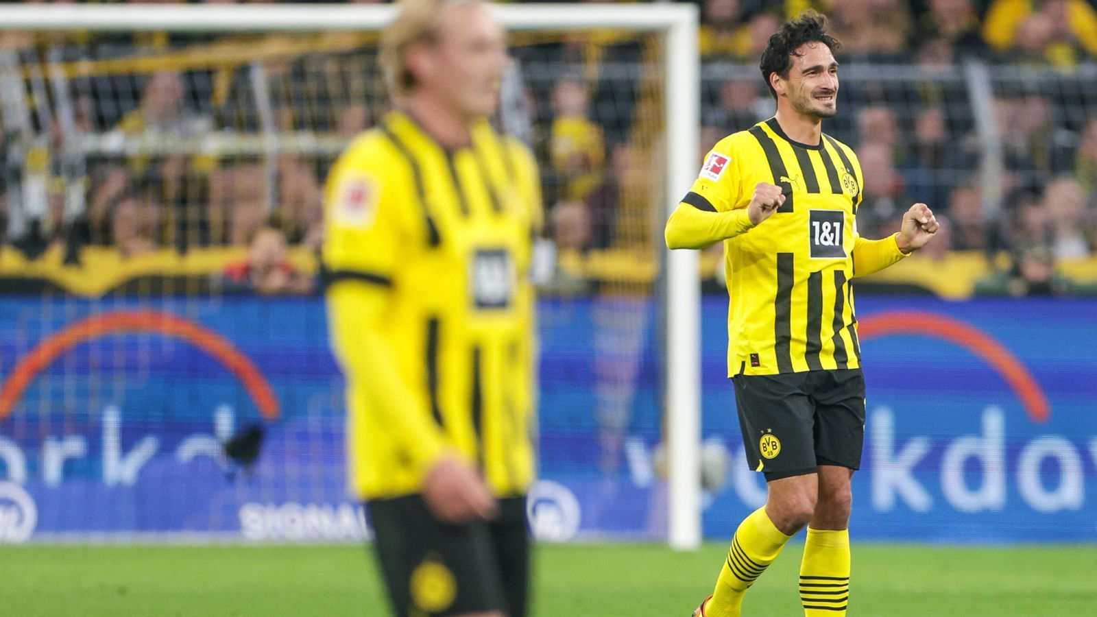 
                <strong>Mats Hummels</strong><br>
                Der Abwehrchef ist nach seiner kurzen Pause wieder zurück und fügt sich gleich als letzter Mann gut ein. Bildet mit Schotterbeck die letzte Defensivreihe und leistet sich keinen groben Fehler. Wird zur Halbzeit ausgewechselt und von Marius Wolf ersetzt. ran-Note: 3 
              