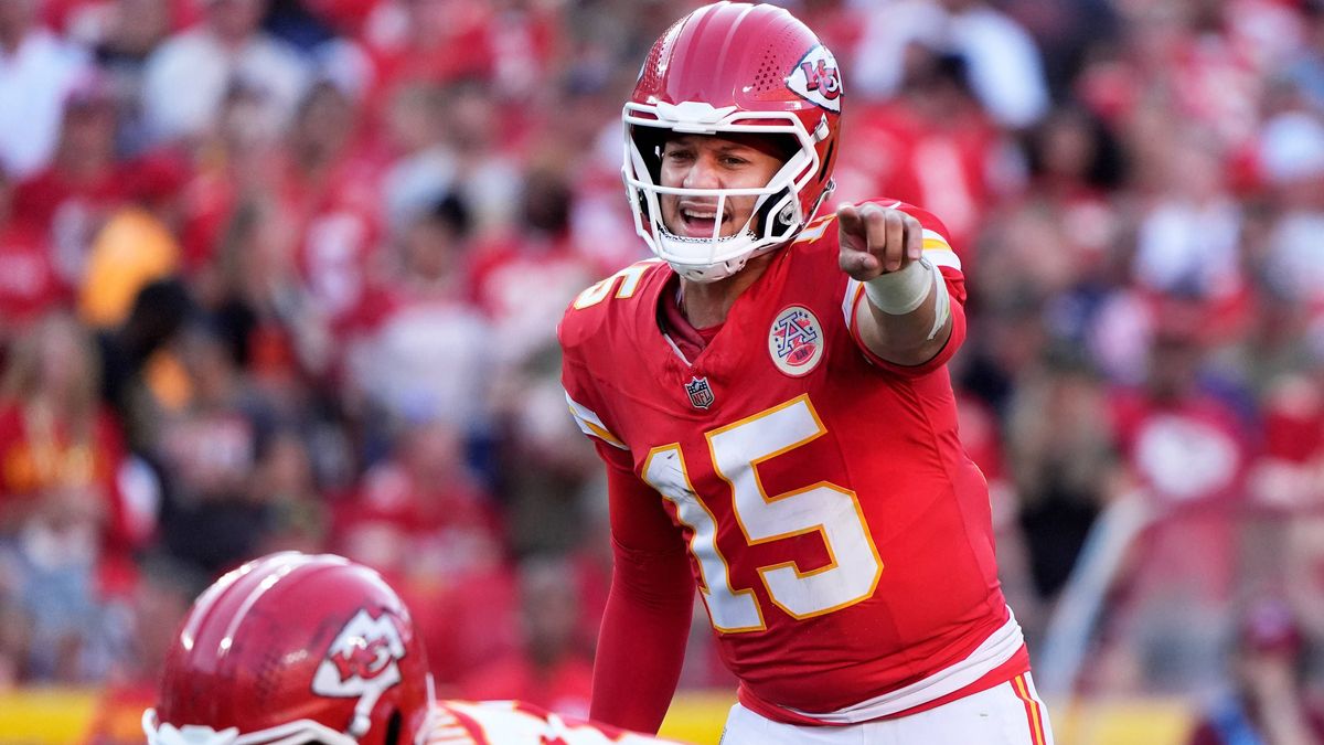 Kansas City Chiefs quarterback Patrick Mahomes (15) calls out coverage against the Ravens at Arrowhead Stadium in Kansas City, Missouri on Sunday, September 28, 2025. PUBLICATIONxNOTxINxUSA KCP2025...