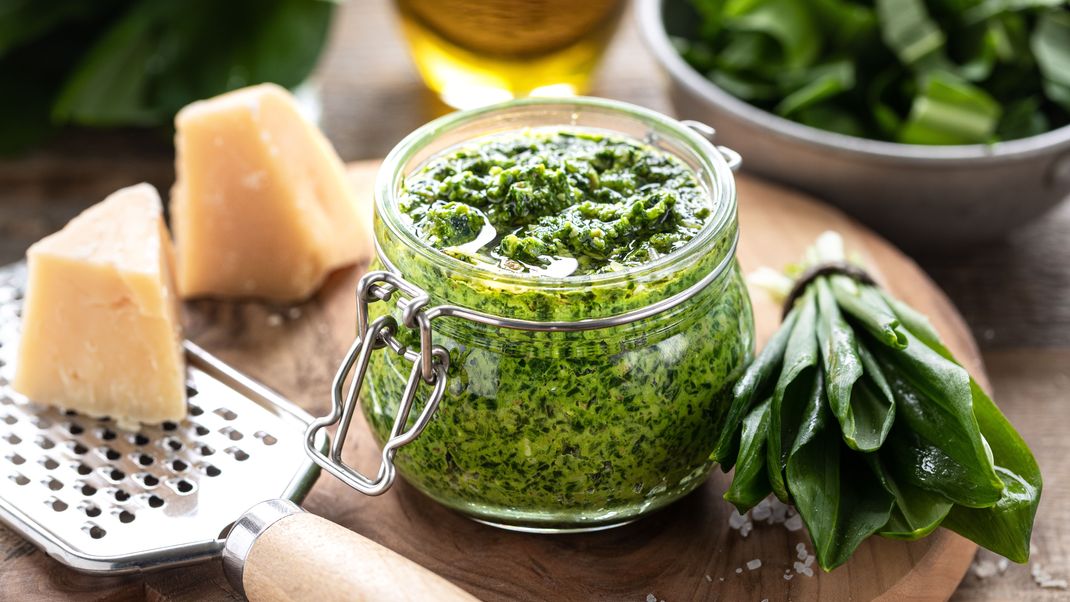 Wilden Knoblauch kannst du in der Küche zu vielen leckeren Gerichten verarbeiten. Probier doch mal Bärlauch-Pesto. 