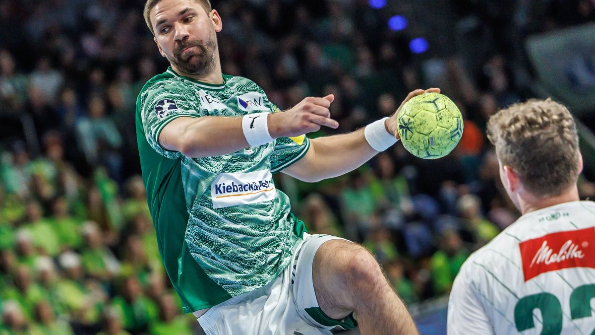 Berlin, 12.10.25, Handball: Bundesliga, Fuechse Berlin - GWD Minden, 8. Spieltag, Max-Schmeling-Halle. Fabian Wiede (Fuechse Berlin) wirft den Ball auf das Tor. Fuechse Berlin - GWD Minden *** Berl...
