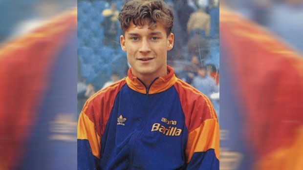 
                <strong>Mit 16 Jahren</strong><br>
                Als der damals 16-jährige Totti am 28. März 1993 sein Debüt gibt, ist so manches in der (Fußball-)Welt noch ganz anders ...
              