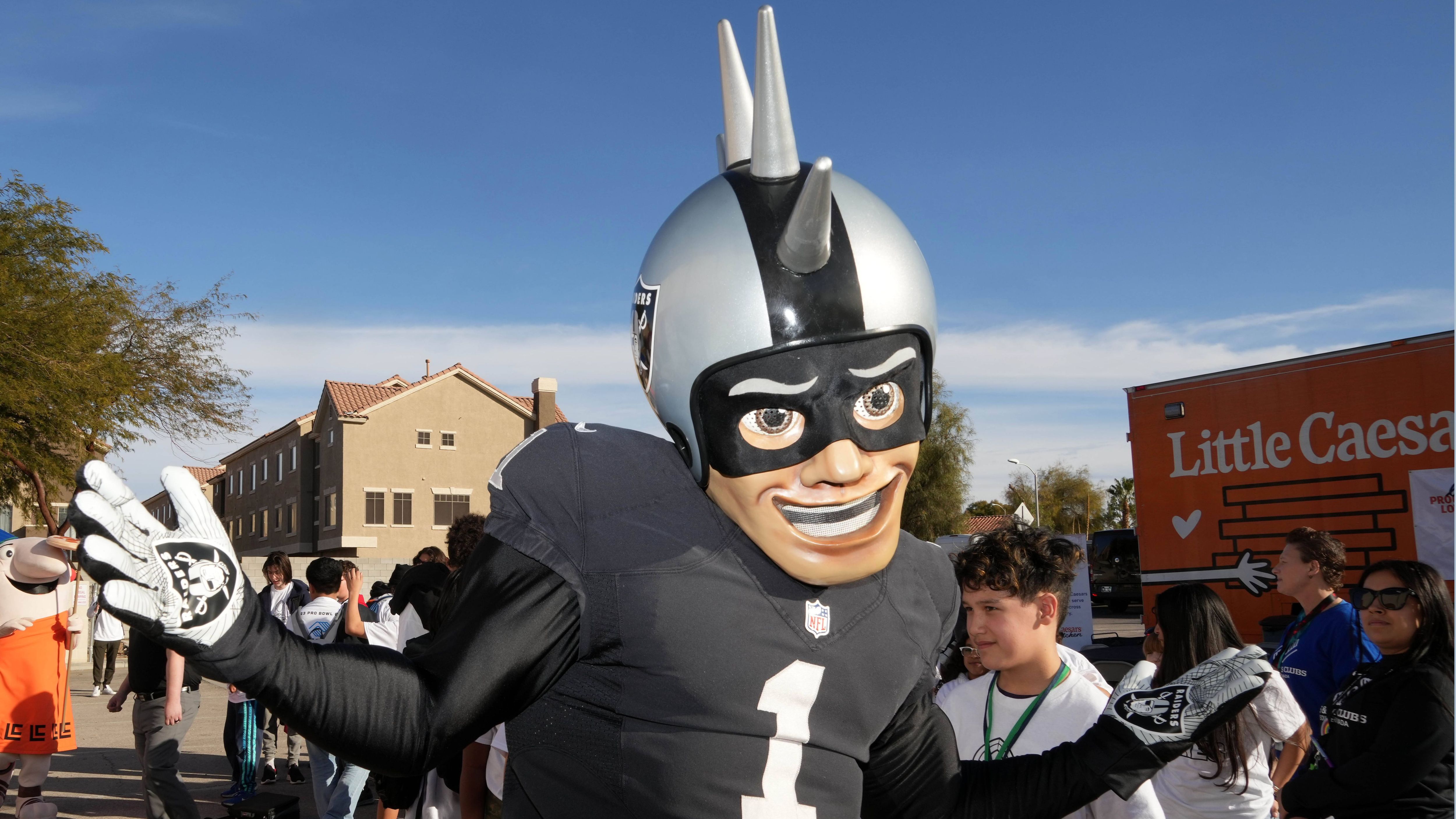 <strong>Las Vegas Raiders</strong><br>Offizielles Maskottchen: Raider Rusher<br>ChatGPT: Vegas Vandal<br>Erklärung: Pirat mit modernem Las-Vegas-Twist
