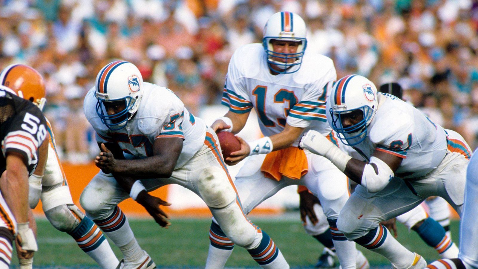 
                <strong>Miami Dolphins Dan Marino Aera</strong><br>
                Der legendäre Quarterback Dan Marino stellte in seiner Ära sämtliche Rekorde auf, konnte aber nie den Super Bowl gewinnen. 
              