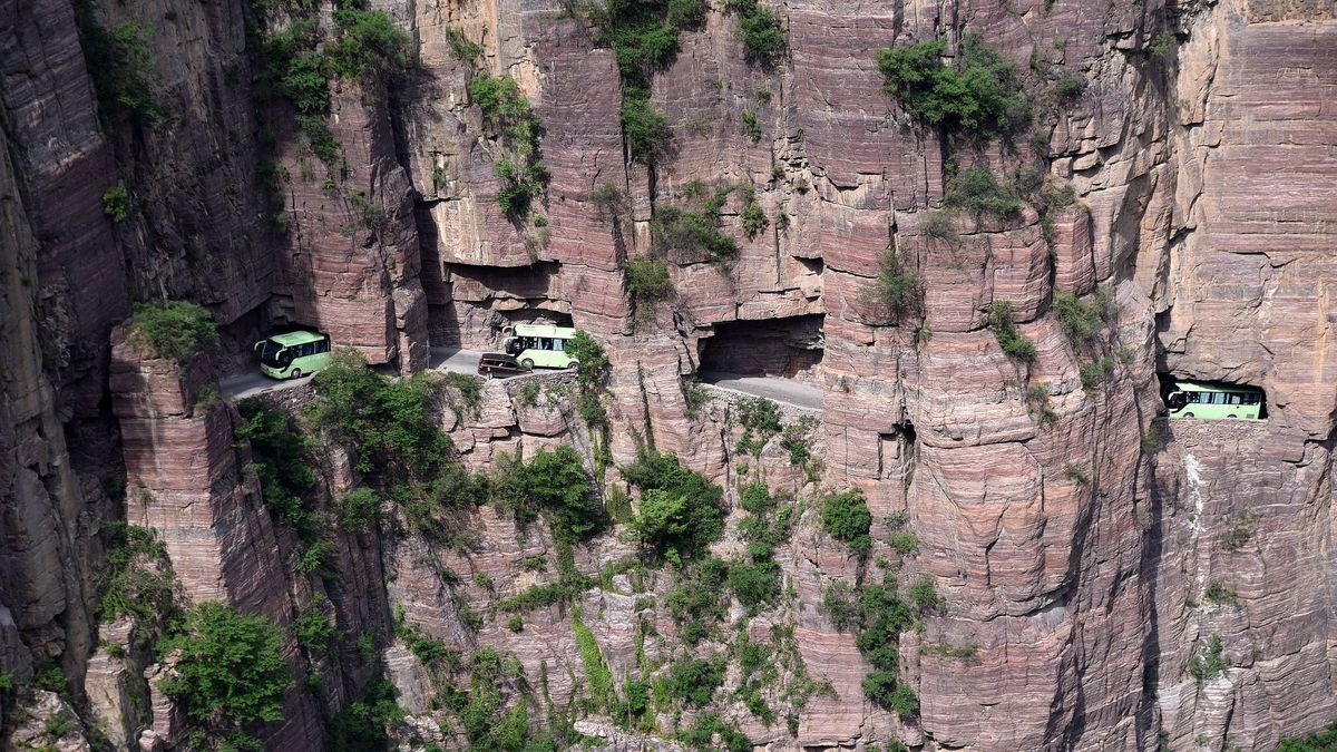Tunnelblick mal anders: Richtig gesehen, da fahren Busse durch den Felsen. Genauer gesagt, durch den Guoliang-Tunnel in China. Er bietet  mehrere Fenster mit Blick in den steilen Abgrund. 